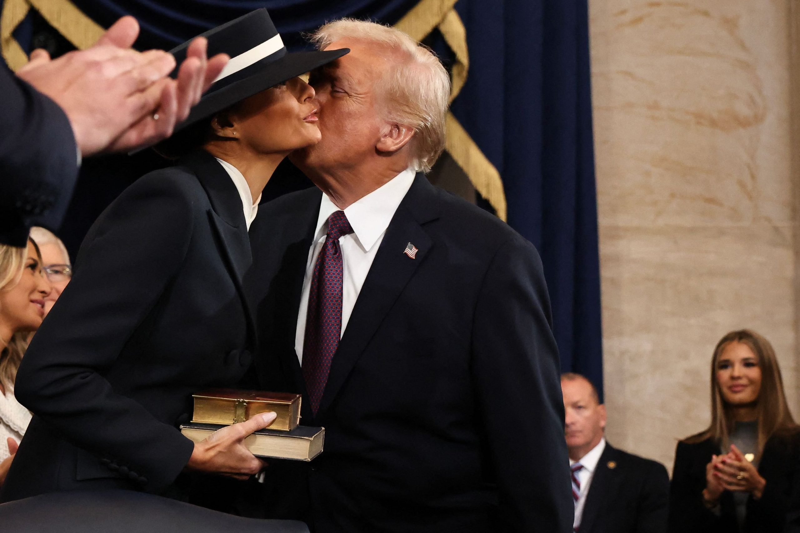 El presidente electo de Estados Unidos, Donald Trump, saluda a Melania Trump a su llegada a la ceremonia de investidura en la Rotonda del Capitolio de Estados Unidos el 20 de enero de 2025 en Washington, D.C.