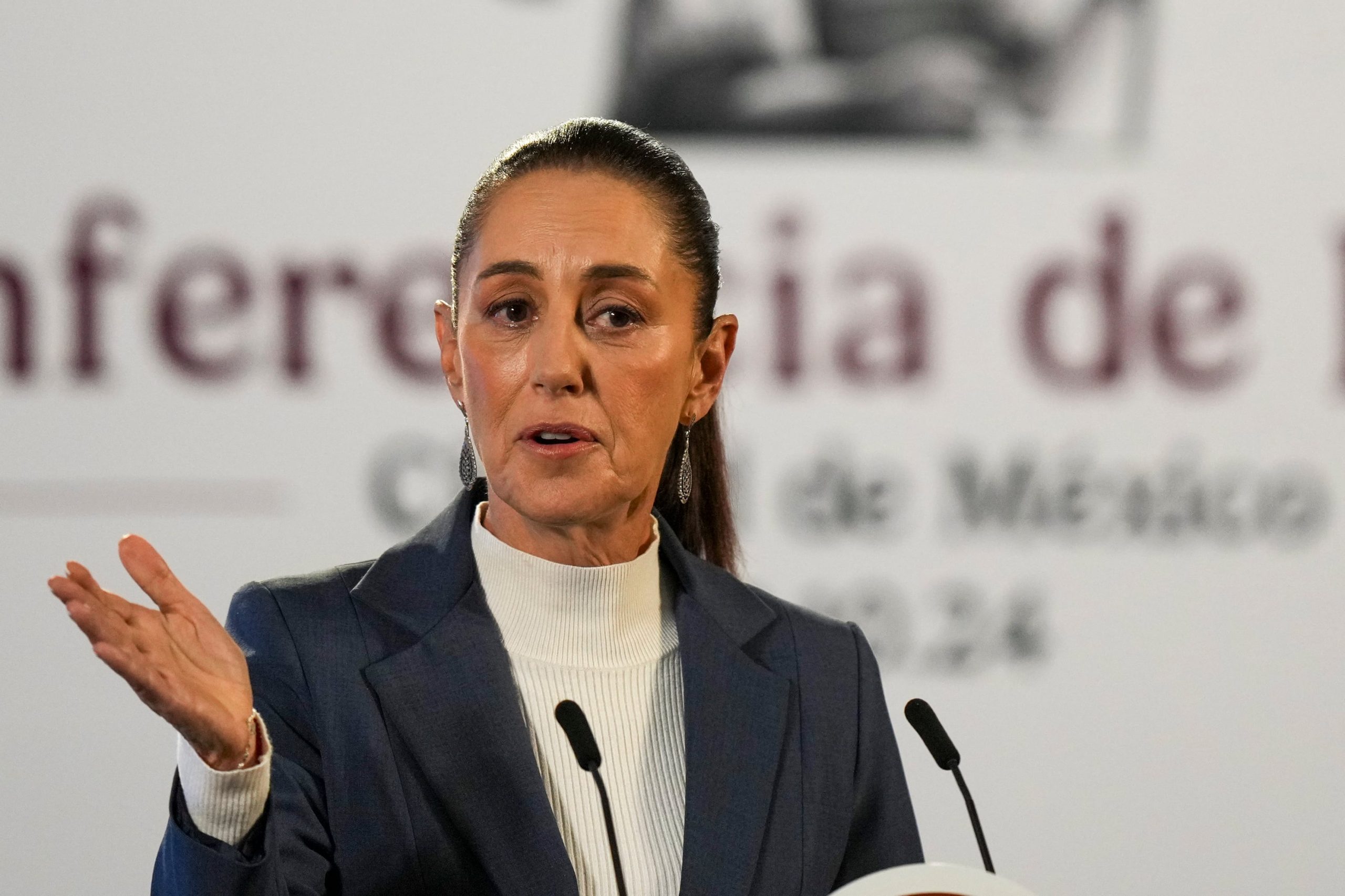 Archivo.- La presidenta de México, Claudia Sheinbaum, da su conferencia de prensa matutina en el Palacio Nacional, en Ciudad de México, el 2 de octubre de 2024