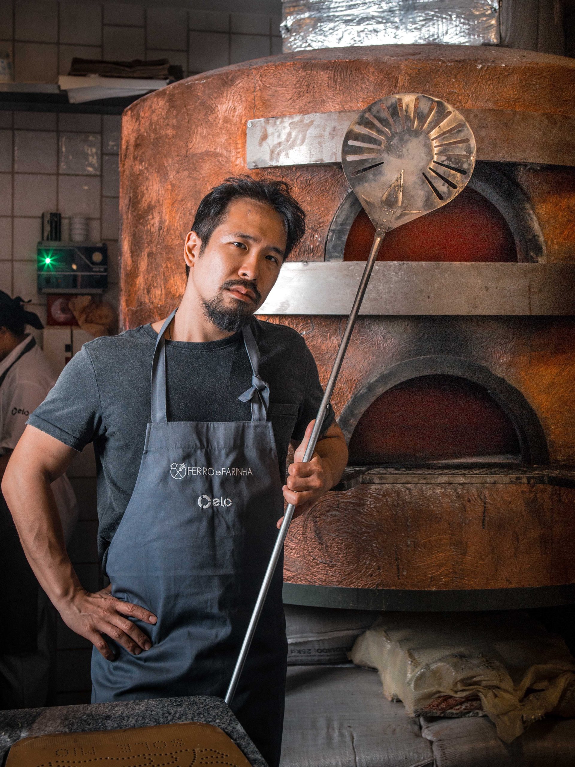 El horno de barro es el corazón de la cocina de Ferro e Farinha.