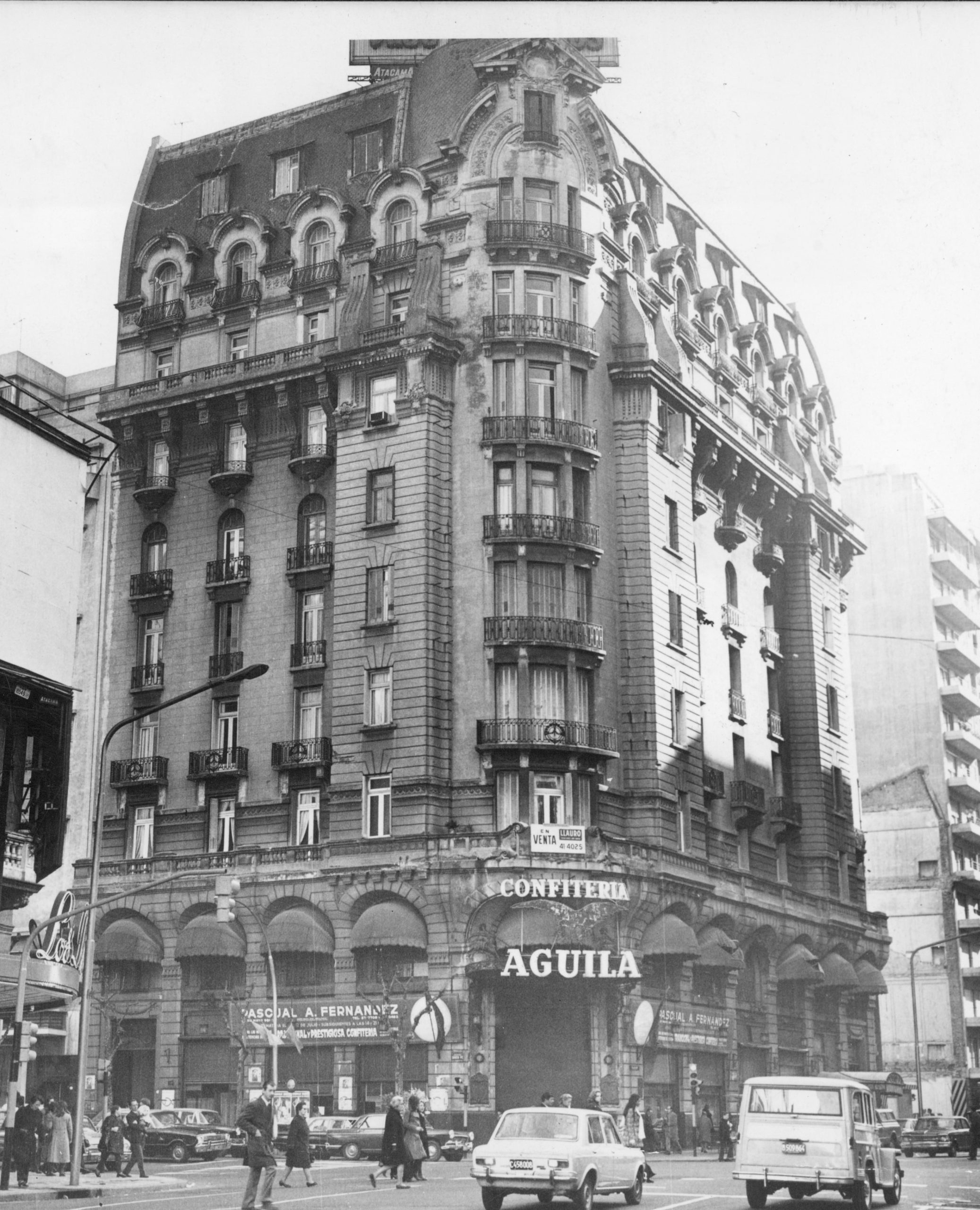 Confitería del Águila, en su etapa final en la esquina de Santa Fe y Callao.