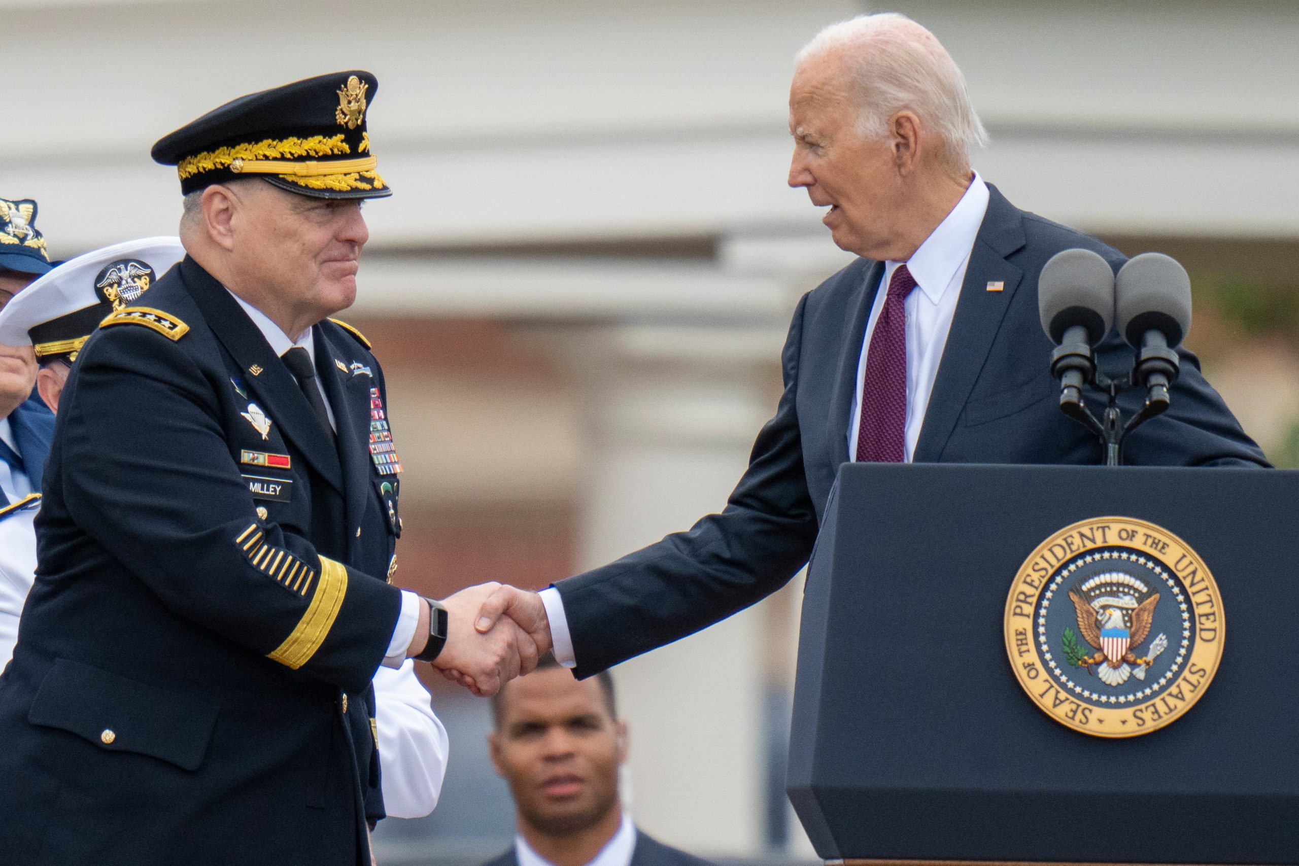 El presidente Joe Biden, derecha, estrecha la mano del general Mark Milley, que deja de ser jefe del Estado Mayor Conjunto debido a que se jubila, durante una ceremonia de despedida en honor de Milley el viernes 29 de septiembre de 2023, en la Base Conjunta Myer–Henderson Hall, en Fort Meyer, Virginia. (AP Foto/Alex Brandon)