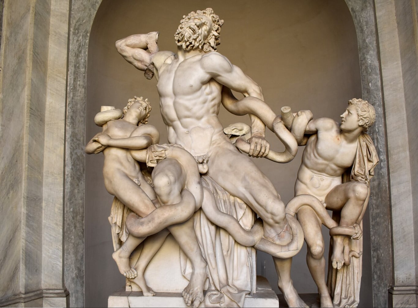 El conjunto escultórico de Laocoonte y sus hijos, que había influenciado a Miguel Ángel, y con cuyo personaje principal el artista parecía tener una especial identificación 