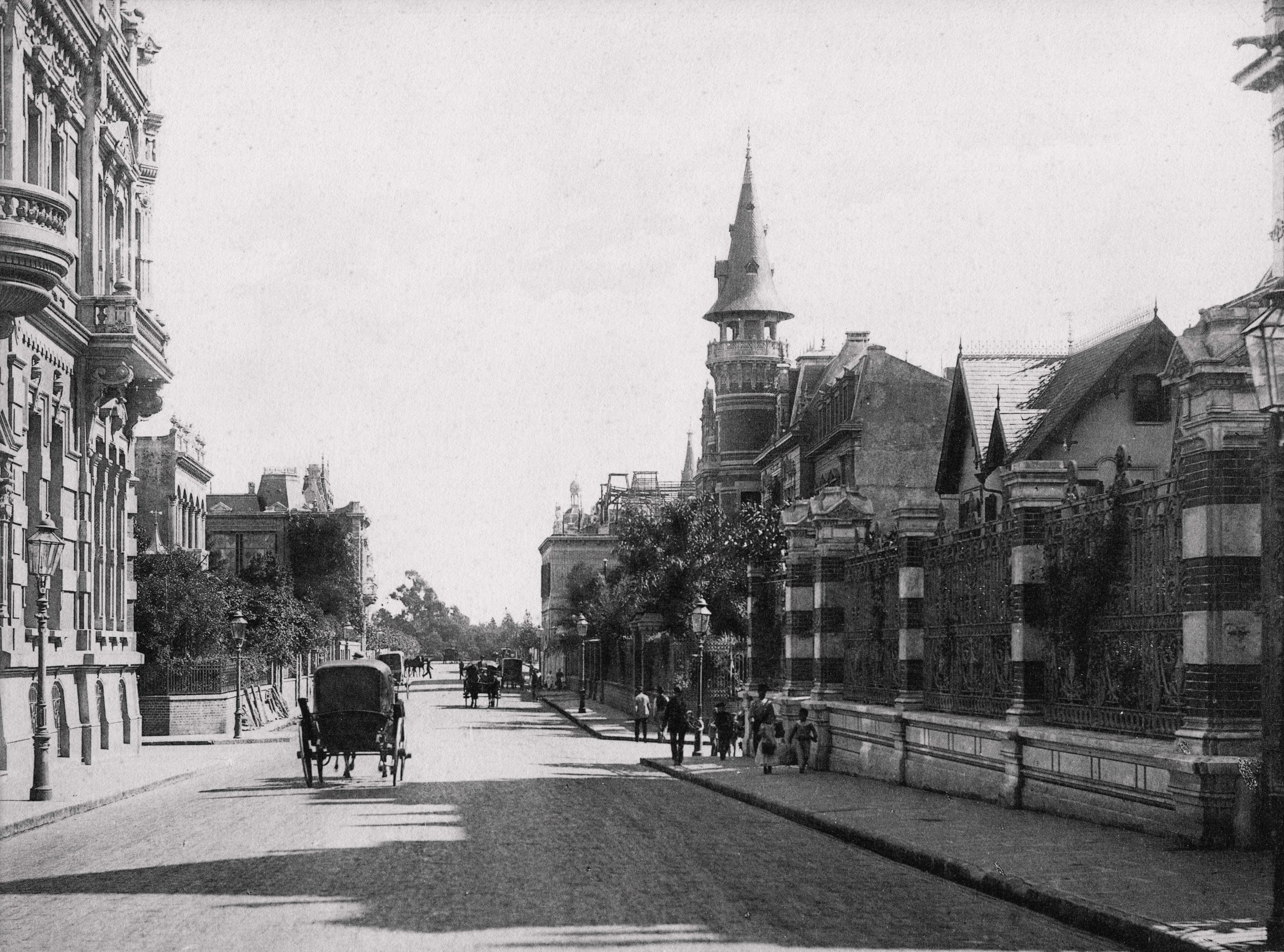 Avenida Alvear y Rodríguez Peña a finales del siglo XIX.  Siguen en pie las casas de Eduardo Casey (a la izquierda) y de Alejandro Hume, cuyos pilares y rejas se ven a la derecha. La torre mirador con pináculo revestido en pizarras era la de Lauro Castro.