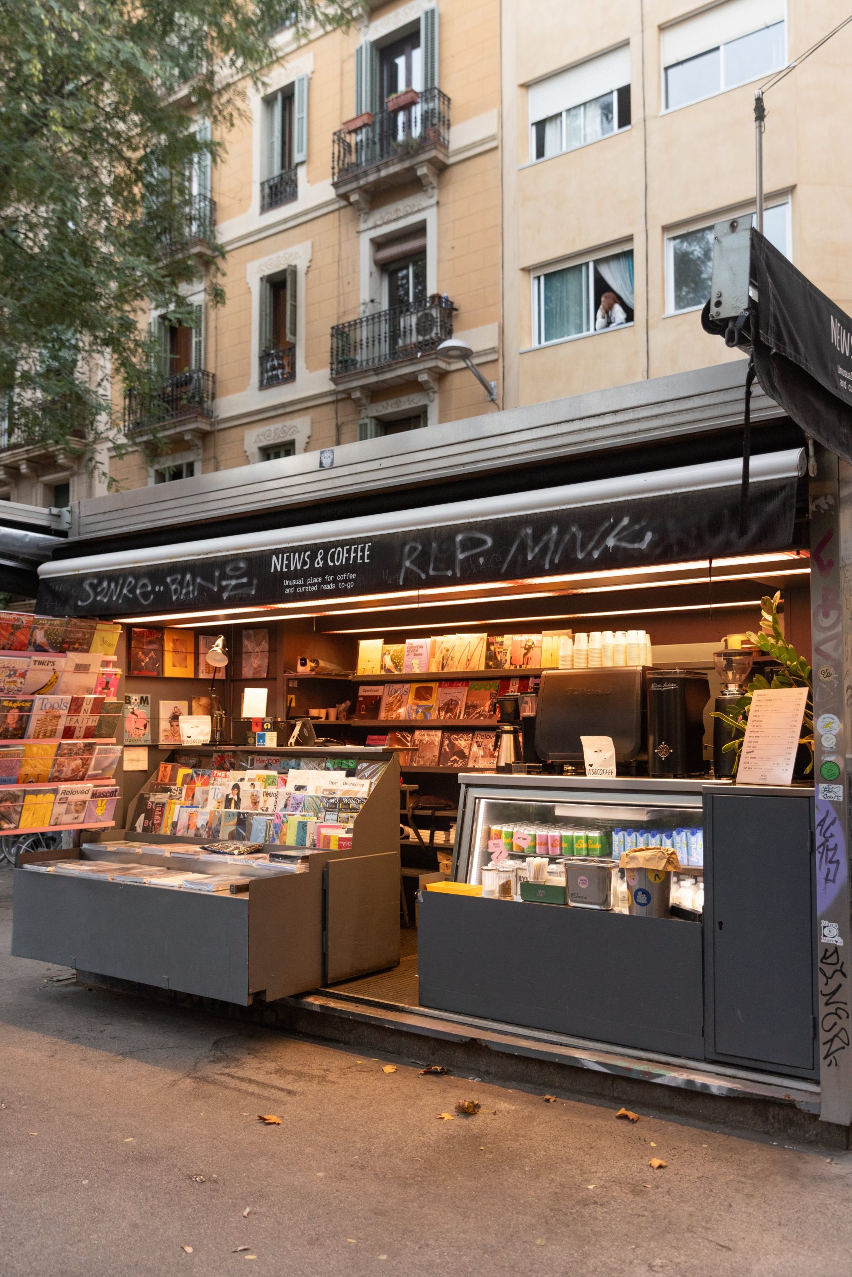 News & Coffee, un kiosco rebosante de revistas que no son las mainstream.