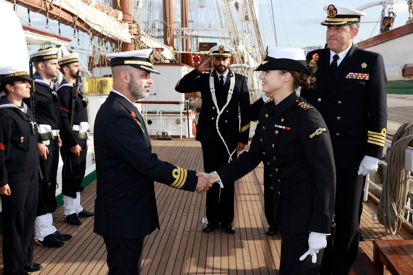 El momento en que Leonor sube al Elcano y es recibida por su comandante, el capitán de navío Luis Carreras-Presas do Campo, y otros oficiales encargados de su formación.