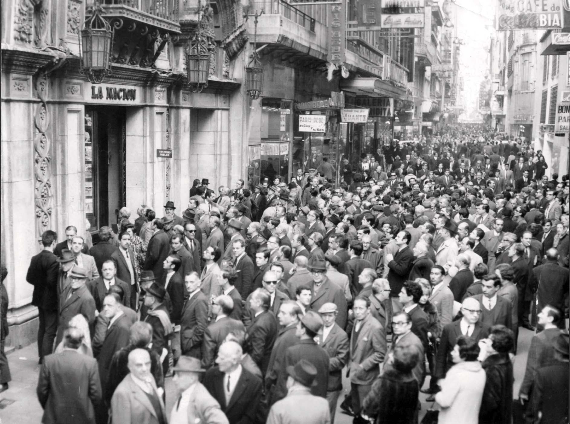 Multitudes agolpadas para leer las noticias en las pizarras de La Nación. 1968.