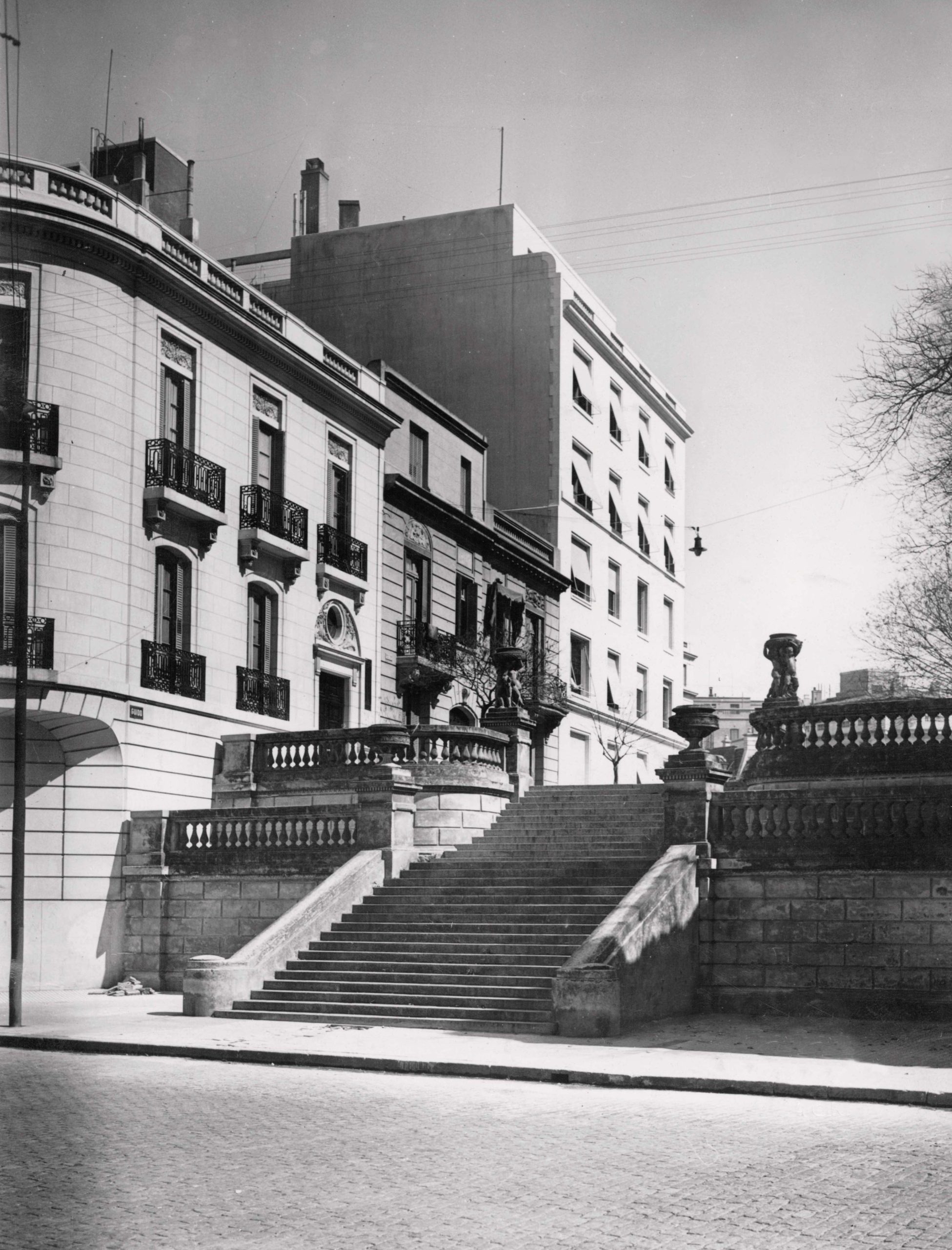 La escalinata que “eleva” a la calle Guido en su cruce con Agote. Aún subsiste el edificio del Dr. Jorge, obra de Alejandro Bustillo.