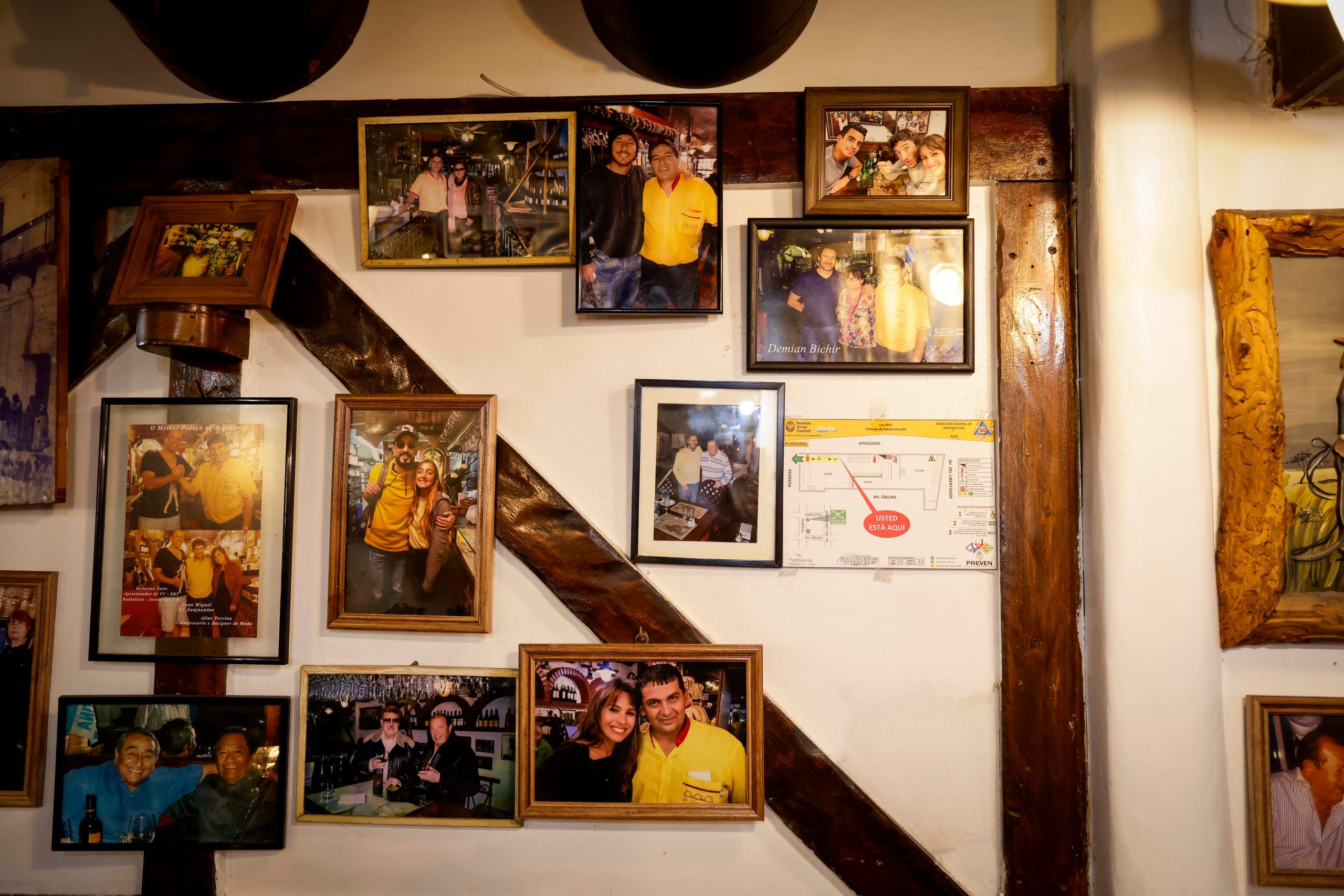 Las fotografías envuelven el bodegón como testigos visuales de su historia. 