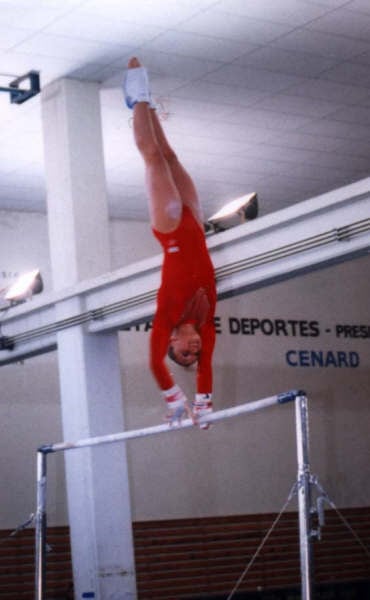 Postal de un entrenamiento en el CeNARD con las barras paralelas