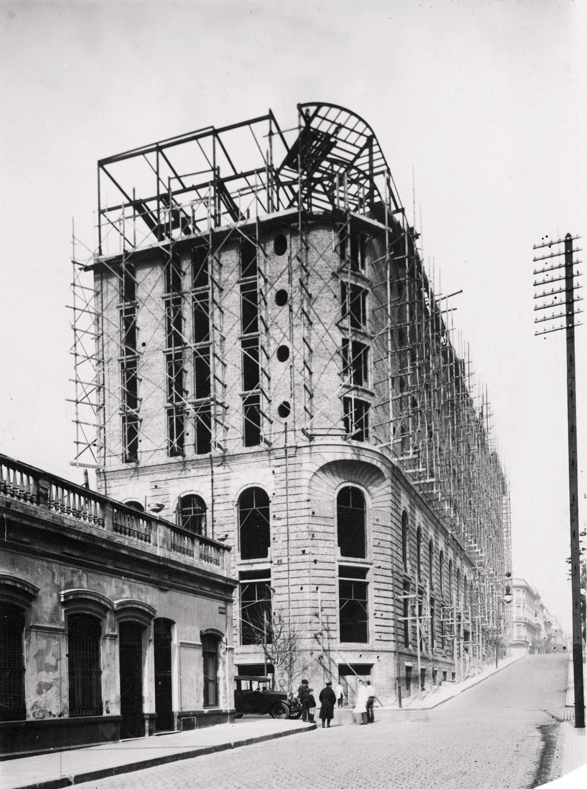 Alvear Palace Hotel en obras. En la foto, desde Ayacucho y Posadas. Se inauguró en 1932.