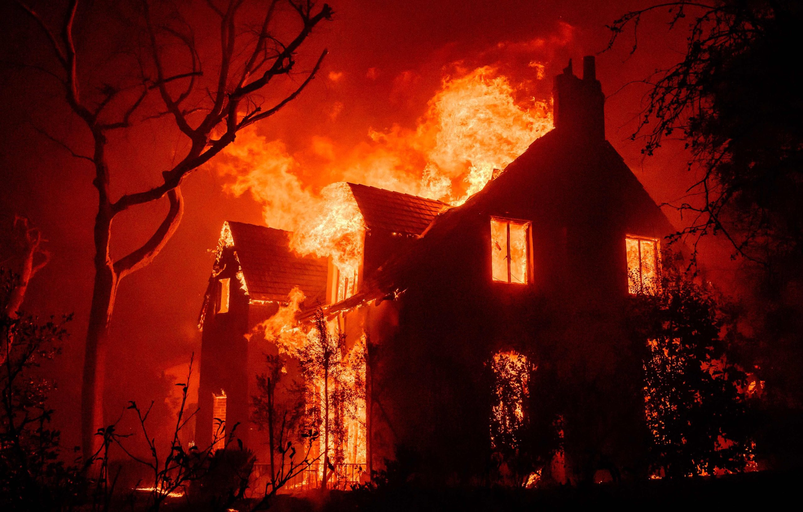 Una casa arde durante el incendio de Eaton en la zona de Altadena, en el condado de Los Ángeles