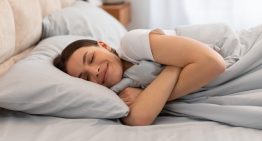 Qué significa dormir siempre del mismo lado, según la psicología