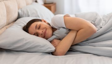 Qué significa dormir siempre del mismo lado, según la psicología