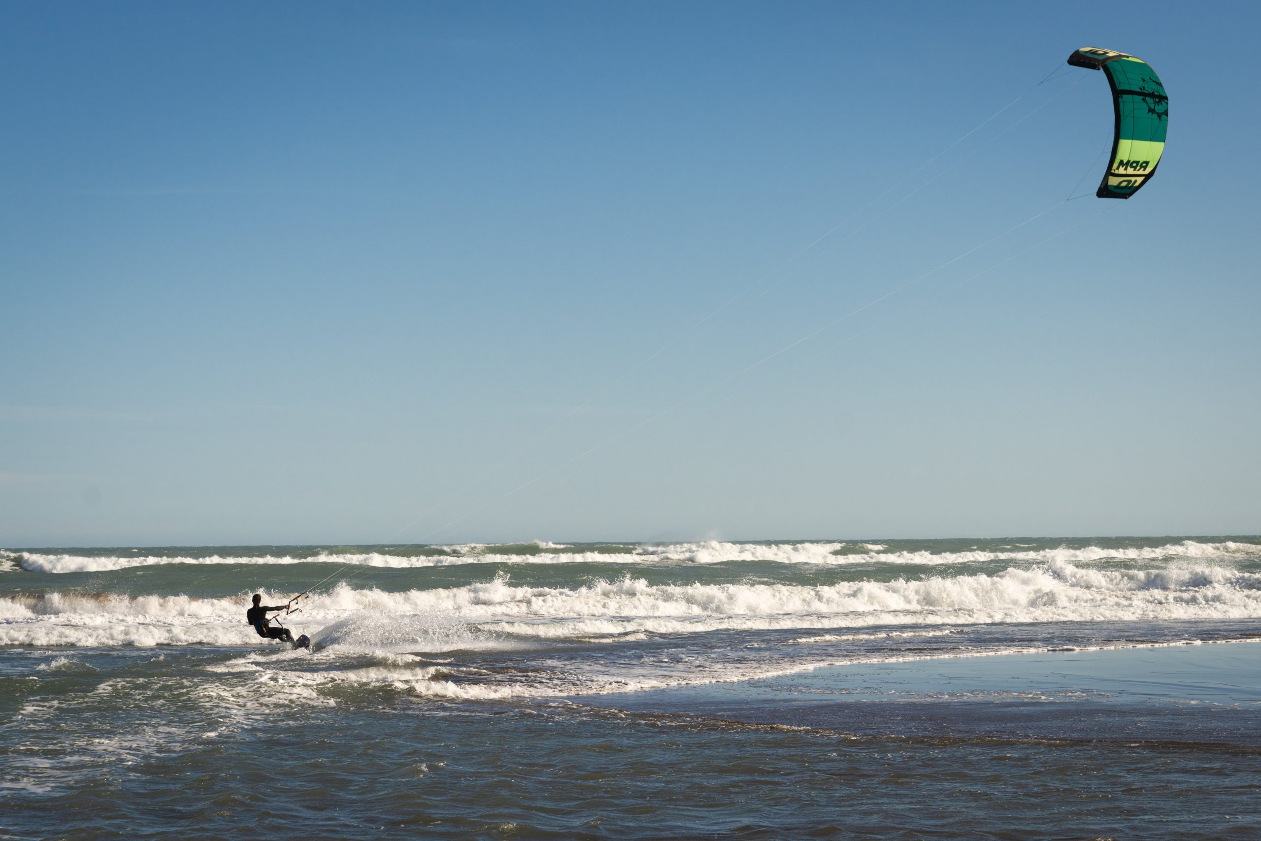 El kite surf es una de las actividades que se pueden practicar en Claromecó.