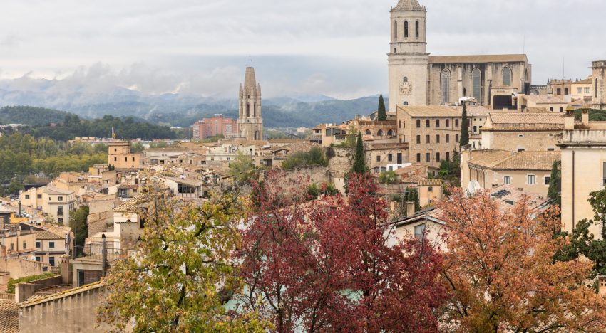 España: a 100 kilómetros de Barcelona, la ciudad que es un tesoro oculto y fue escenario de Game of Thrones