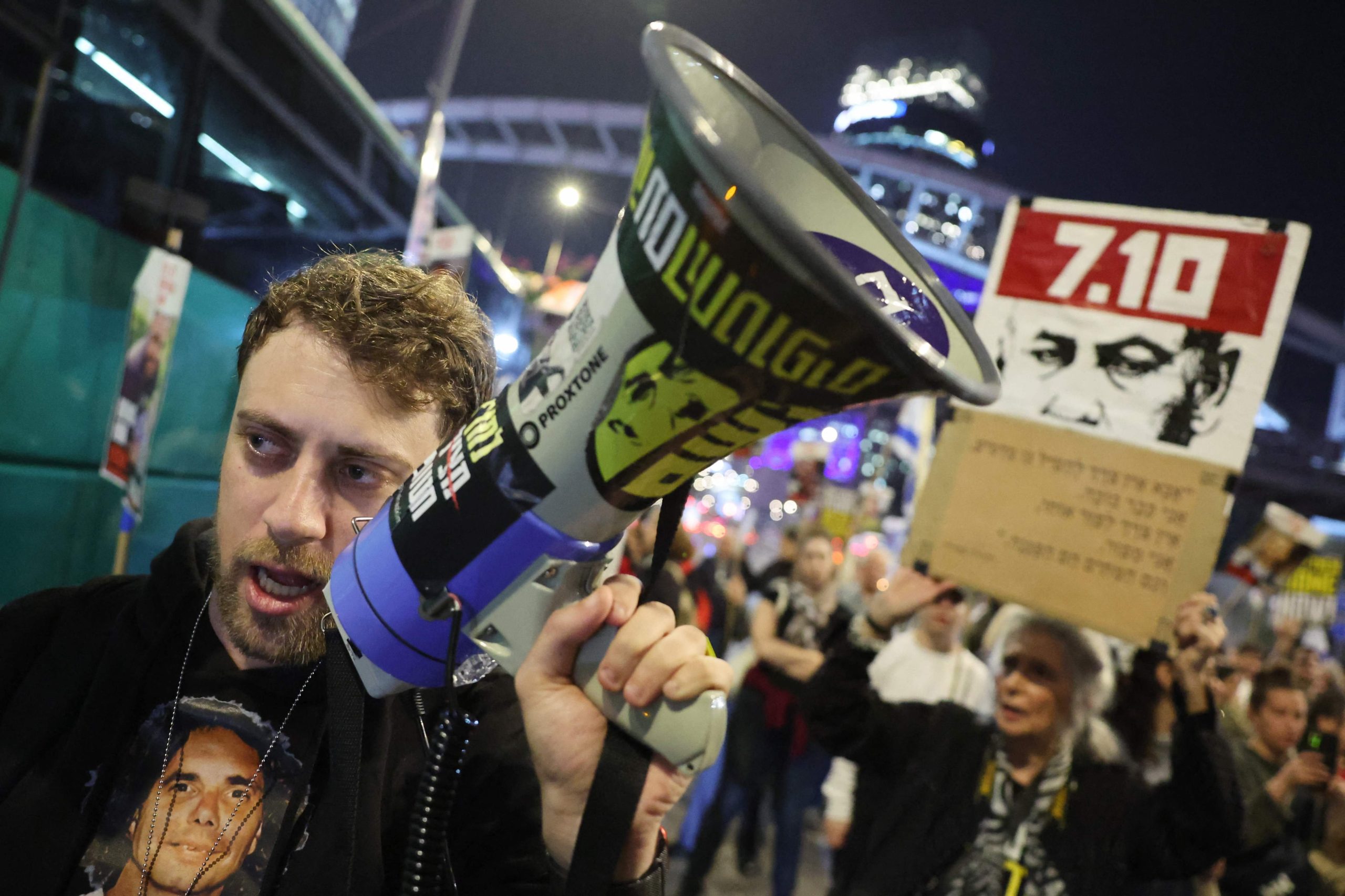 Manifestantes participan en una protesta frente al Ministerio de Defensa israelí en Tel Aviv, el 15 de enero de 2025, en medio de la guerra entre Israel y el grupo militante Hamás, en la que se pide la liberación de los israelíes retenidos como rehenes en Gaza desde octubre de 2023.