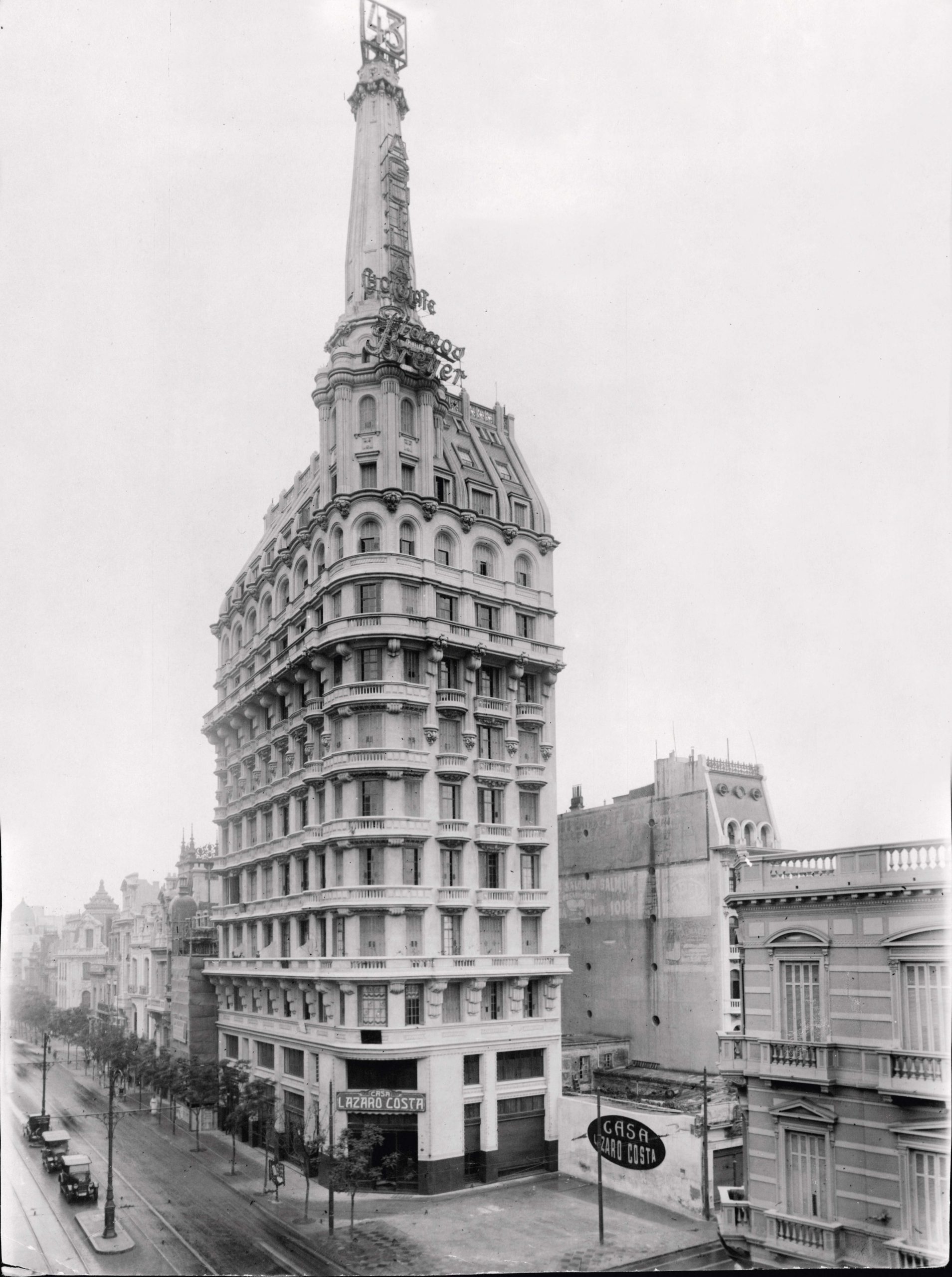 Edificio Roccatagliata, obra de Mario Palanti, en Av. Santa Fe y Callao. Lázaro Costa funciona allí desde que se inauguró, en 1924.