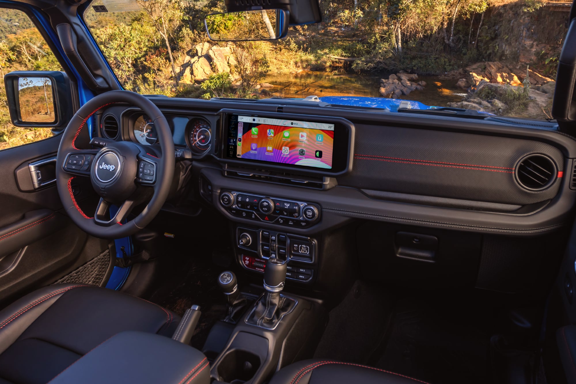 El renovado interior del Jeep Wrangler 2025