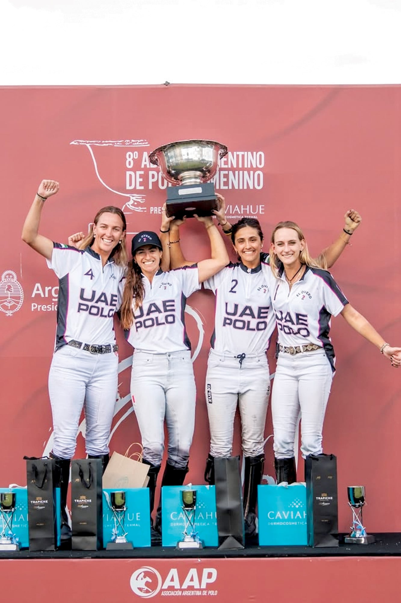 El team de El Overo Z7 UAE: Millie Haine, Hazel Jackson, Candelaria Fernández Araujo y Hope, en el podio, durante el último Abierto de Polo Femenino, donde las chicas se consagraron campeonas.