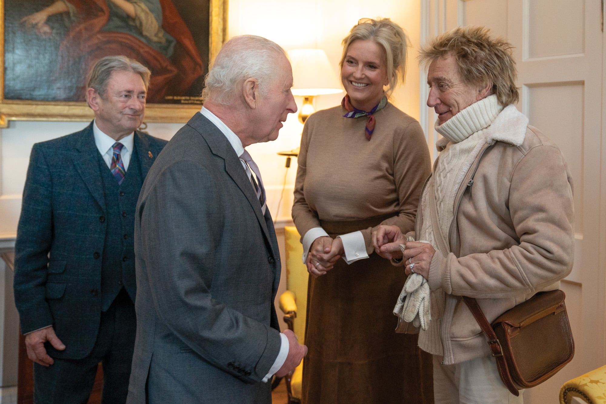 El monarca conversa con Rod y Penny. Junto a ellos, otro de los embajadores de la fundación, Alan Titchmarsh. 