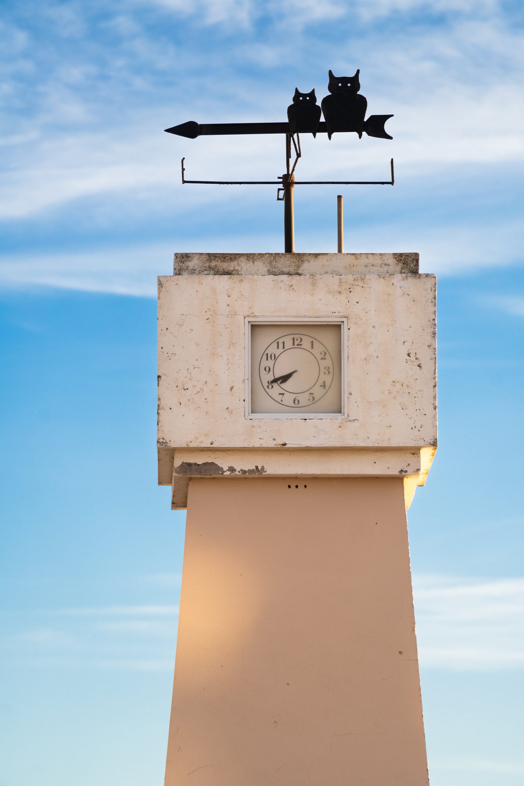 Réplica de un reloj antiguo, que reunía a las esposas de pescadores.