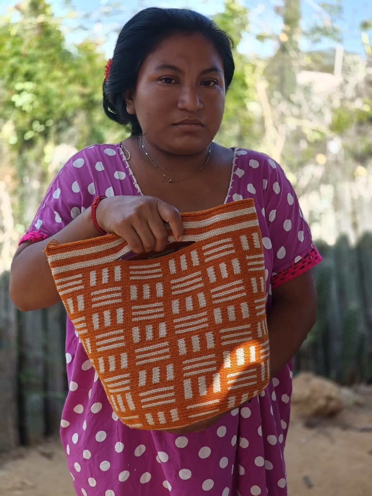 Una artesana wayuu de La Guajira muestra su creación, el modelo Irene Bag.