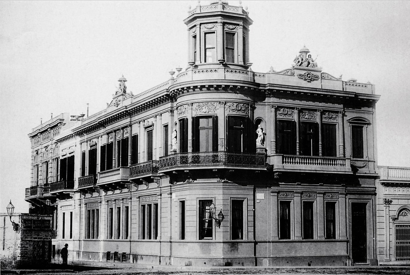 Casa de Ernesto Tornquist. El paredón con farola que se ve en el costado izquierdo es la esquina del predio donde se construyó el Plaza Hotel.