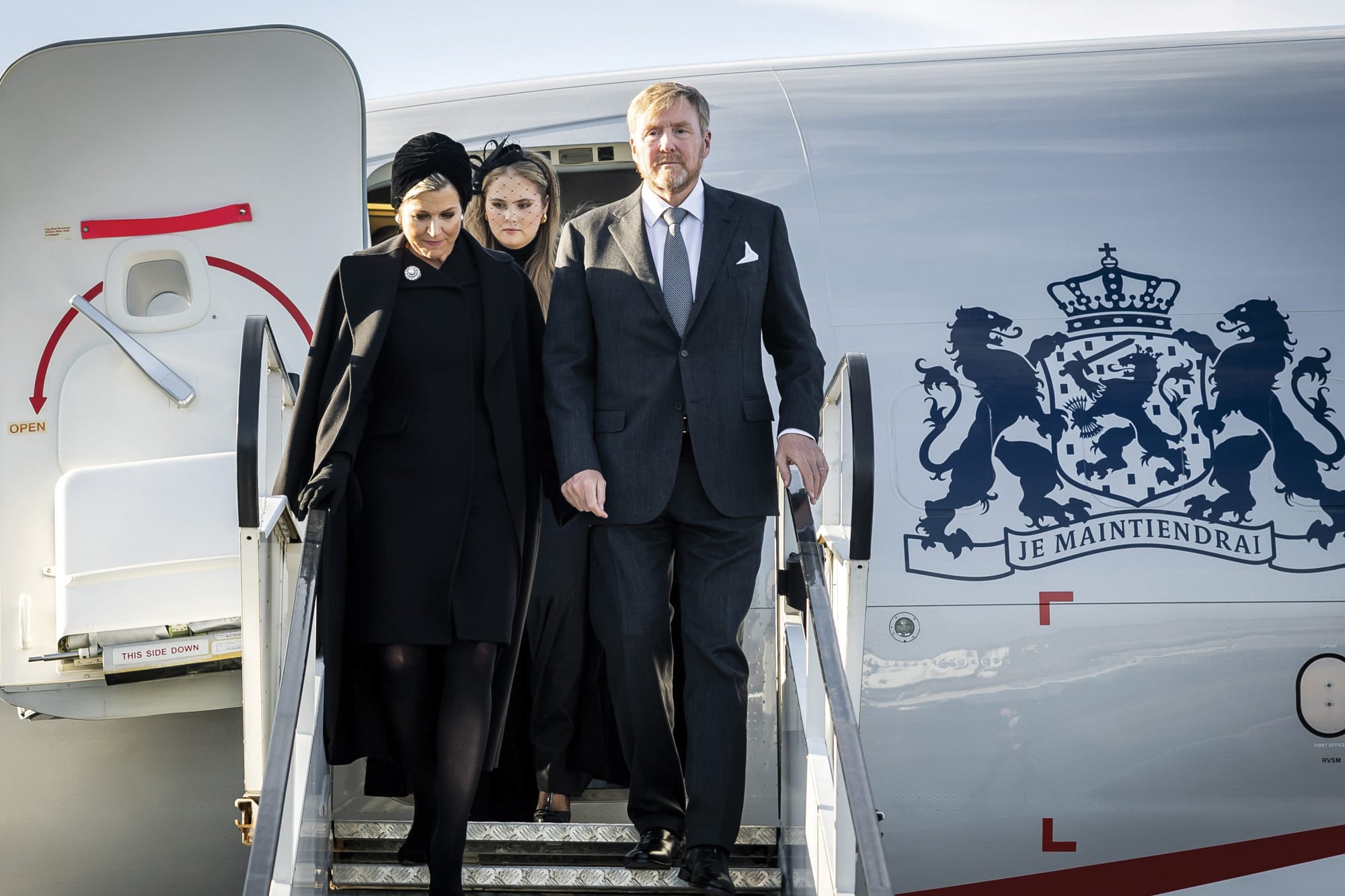 Los reyes Guillermo Alejandro y Máxima de Países Bajos y su primogénita, la princesa Amalia, en el aeropuerto de Katowice, Polonia.