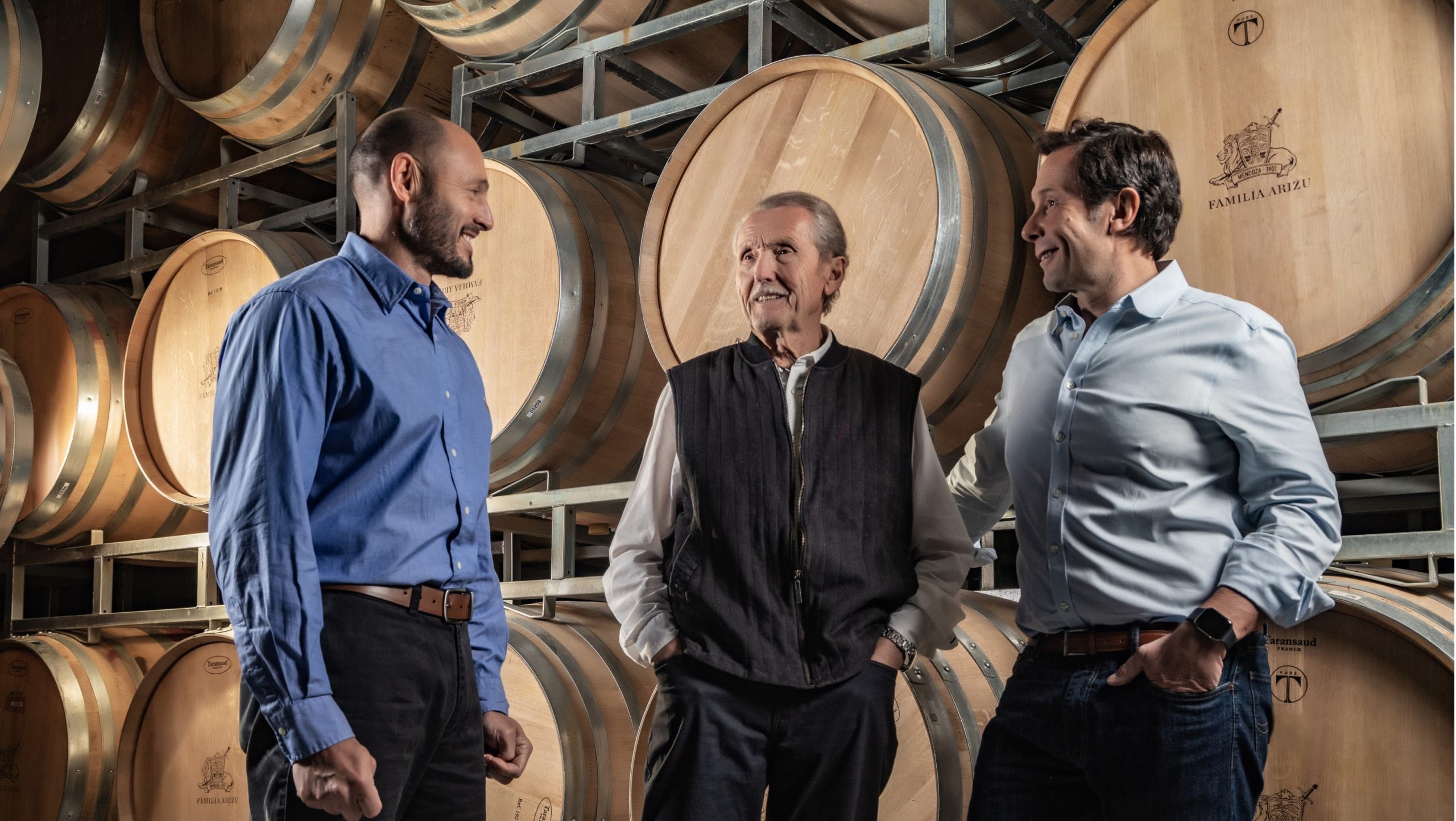 El Ing. Alberto Arizu en la bodega junto a sus hijos Gustavo y Alberto