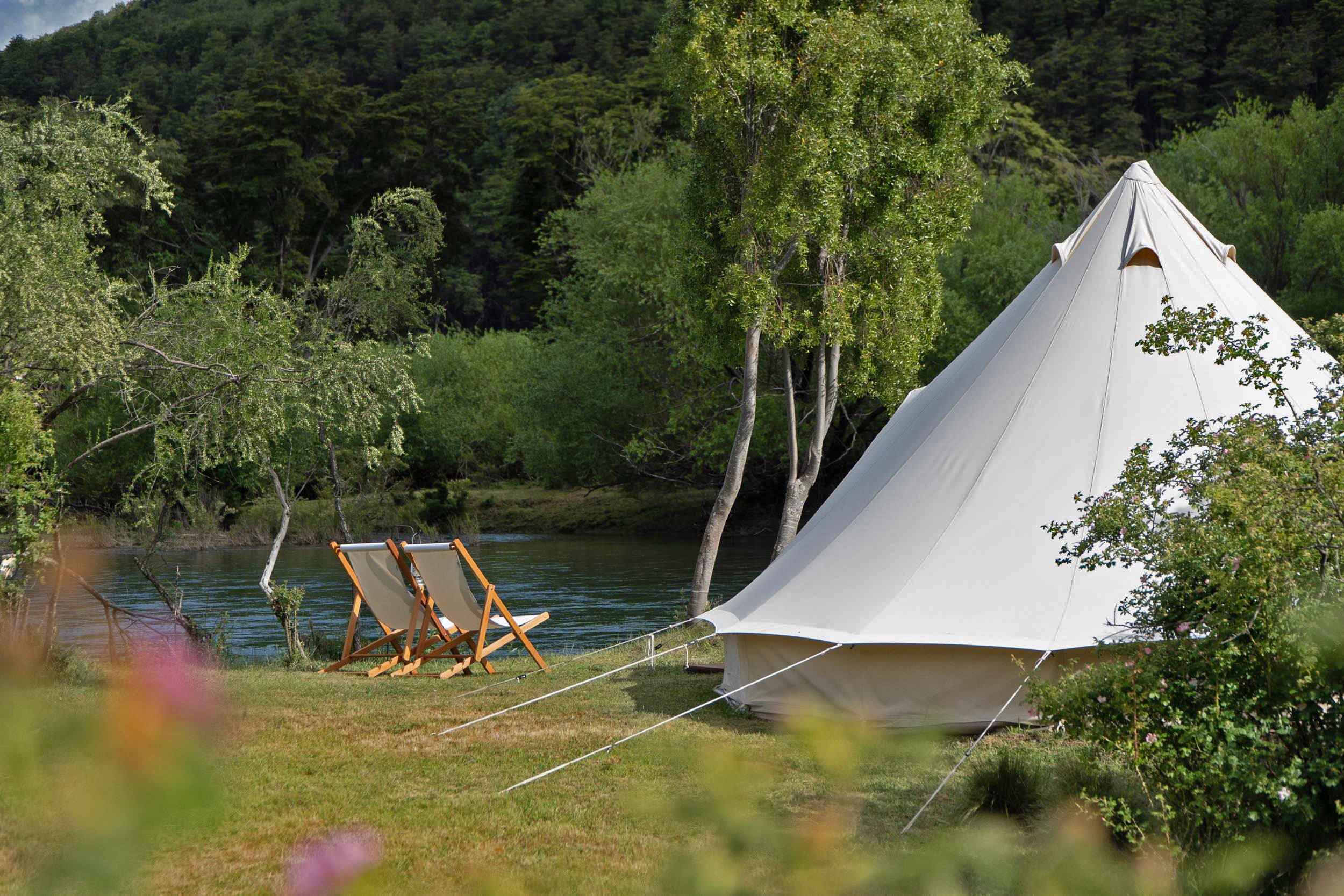 En Río Manso Camp es posible sumarse a actividades como cabalgatas o caminatas por el bosque con guías locales, visitar playitas, cascadas o piletas naturales.