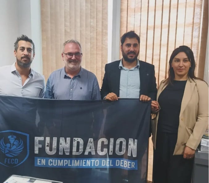 El presidente de la Fundación En cumplimiento del deber, Claudio Venchiarutti, junto al diputado provincial de LLA Sebastián Pascual