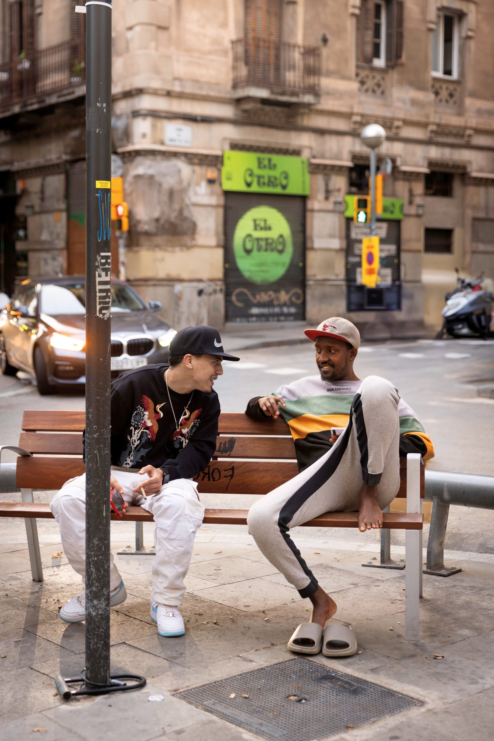 Jóvenes distendidos en una esquina de Gràcia.