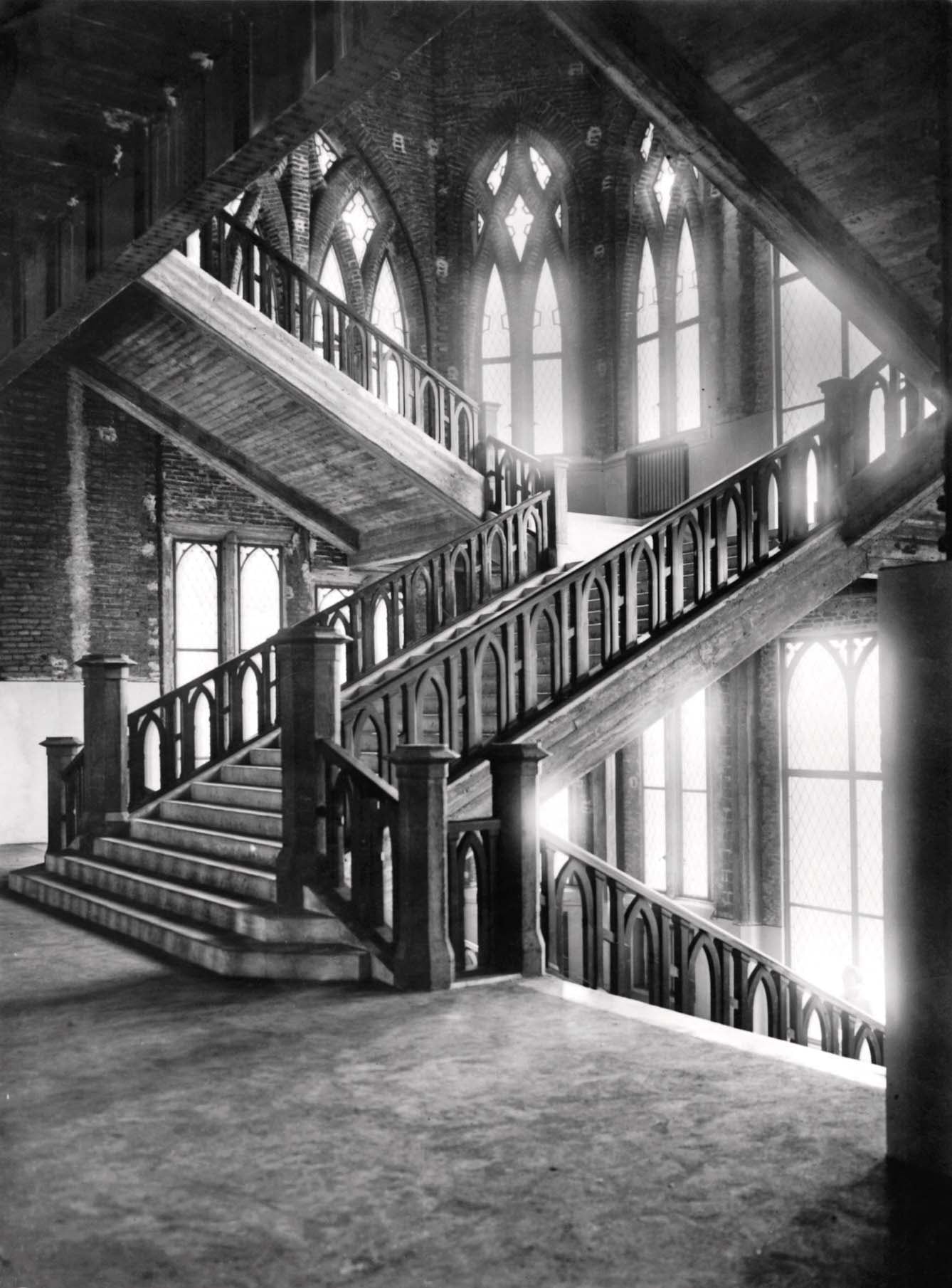 Parte de la escalera de acceso cuya obra provisoria será pintada para hacer la escalera definitiva en piedra. Esto pertenece a la antigua Facultad de Derecho, hoy Facultad de Ingeniería en la ciudad de Buenos Aires. 1° de octubre de 1927.