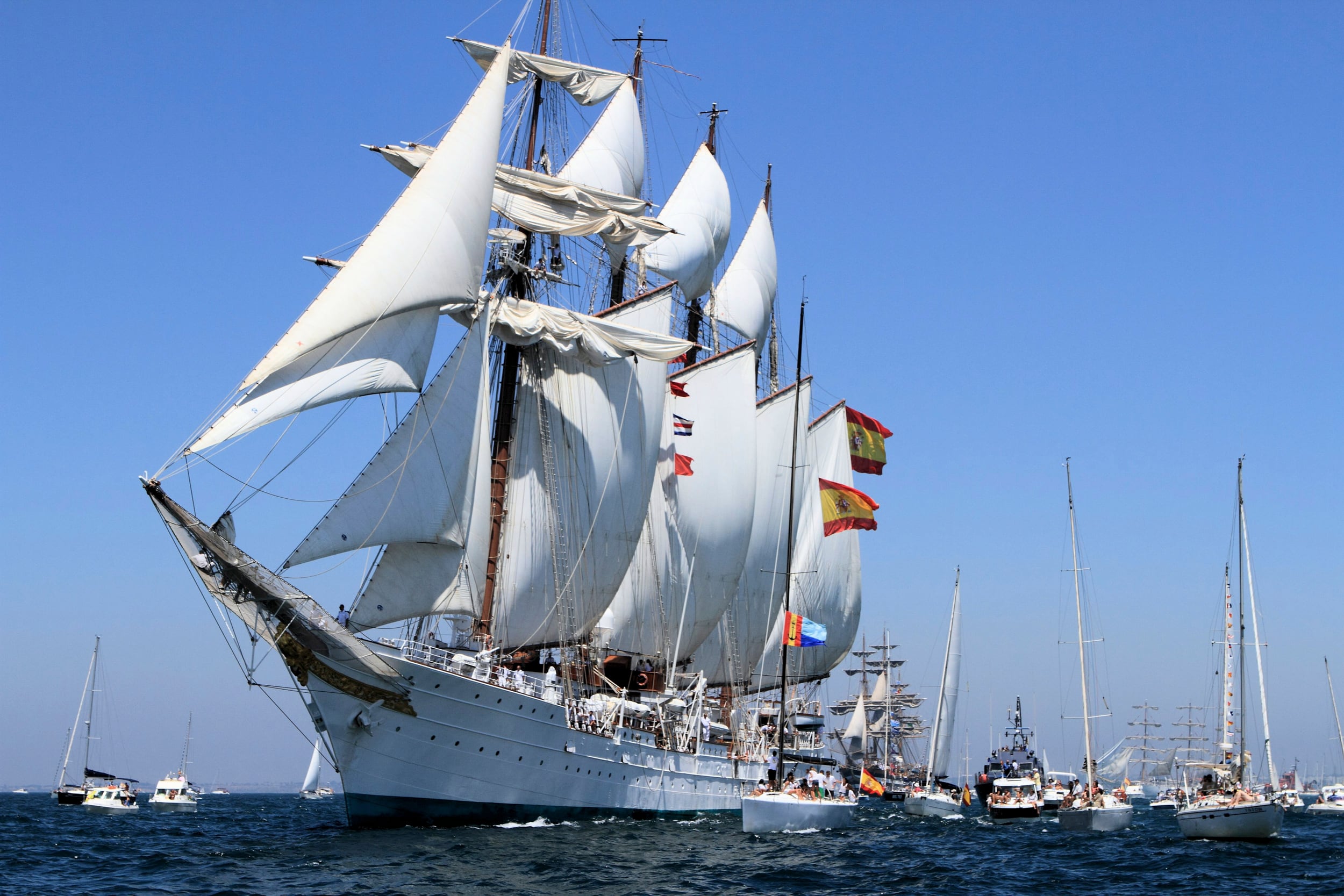 El buque escuela es un bergantín-goleta: mide 113,1 metros de eslora y tiene 4 mástiles. Es el más emblemático de la Armada española y navega los mares desde 1928.