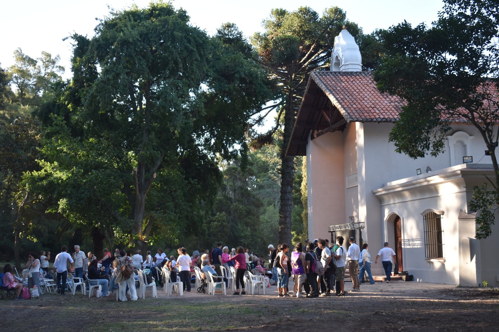 Los vecinos reunidos en la capilla.