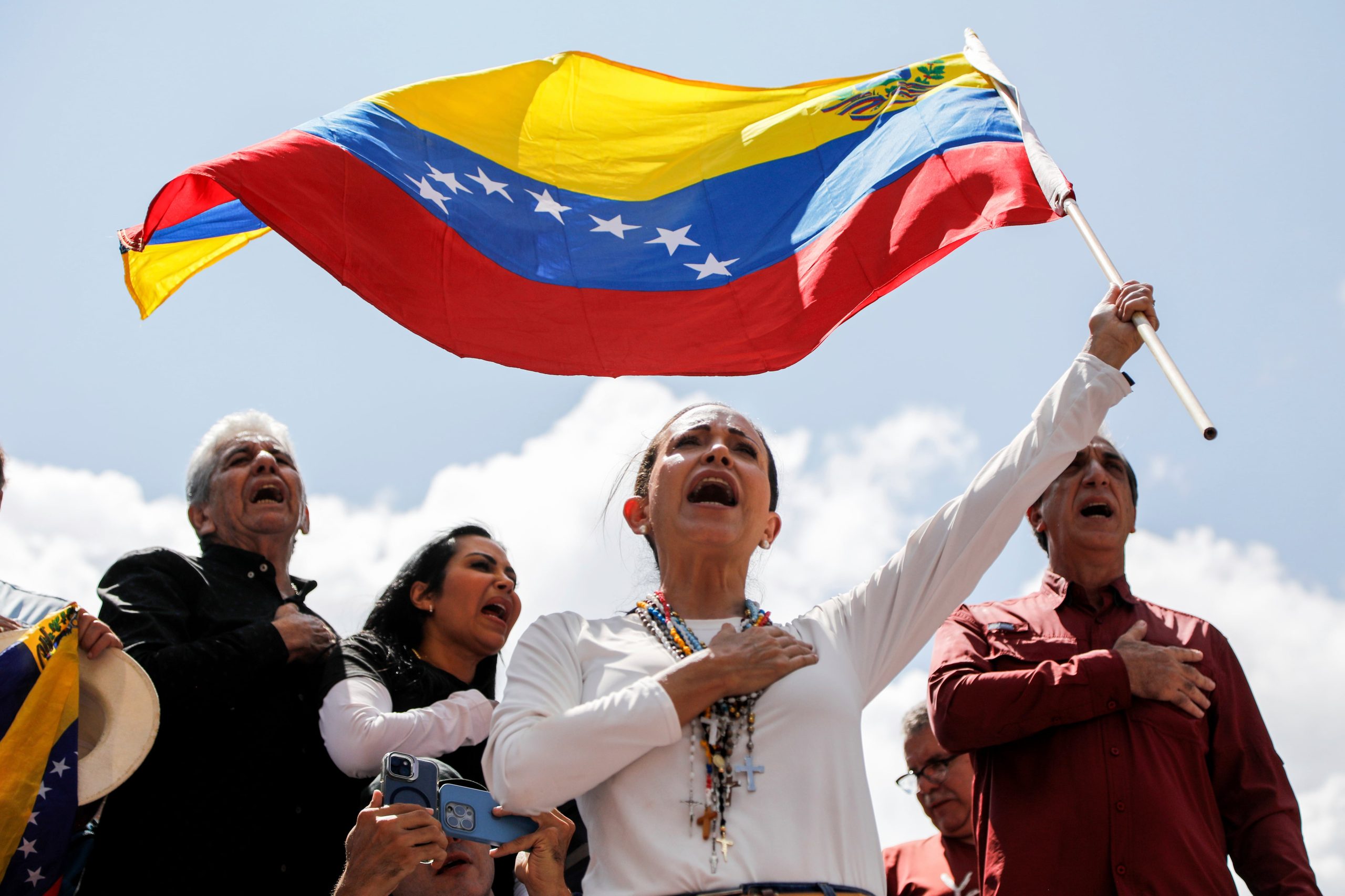 ARCHIVO - La líder opositora de Venezuela Maria Corina Machado ondea una bandera venezolana durante un mitin realizado en Caracas, Venezuela, el 17 de agosto de 2024 para protestar contra los resultados oficiales que declararon al presidente Nicolás Maduro ganador de la elección presidencial de julio. (AP Foto/Cristian Hernandez, Archivo)