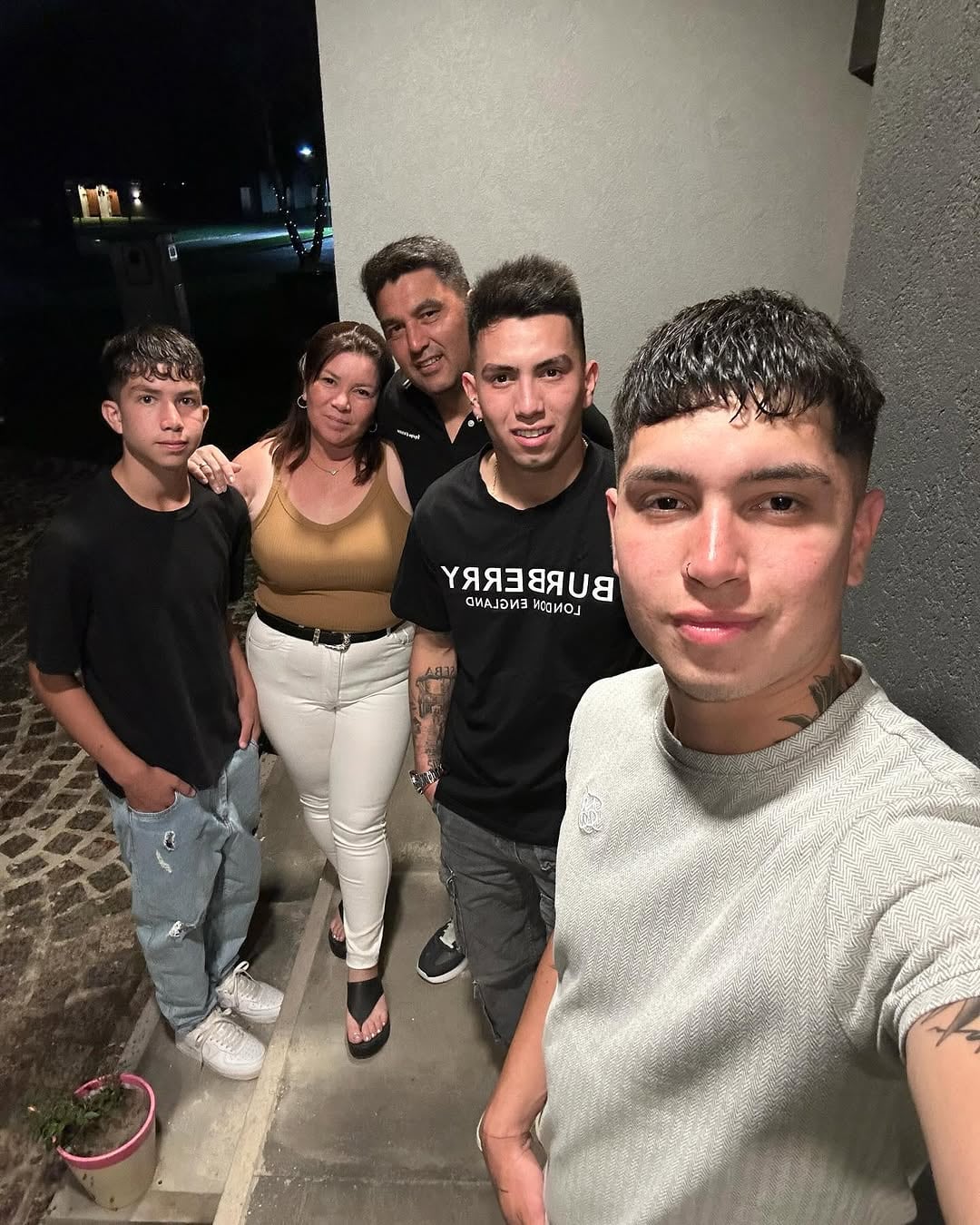 Alan Velasco (remera negra, detrás de quien saca la selfie), con sus padres y sus hermanos