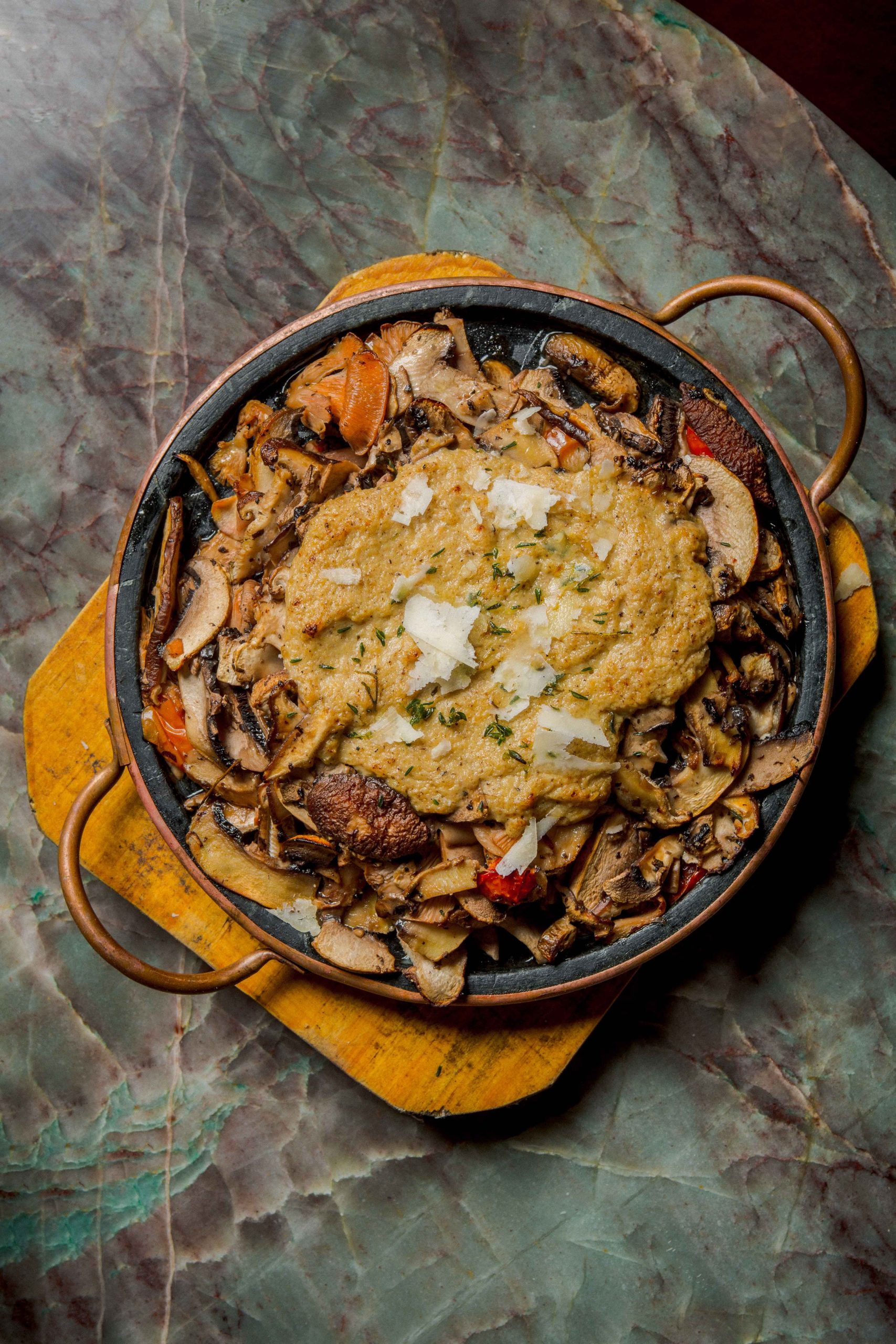 Hongos shitake con salsa de coliflor y yema de huevo.