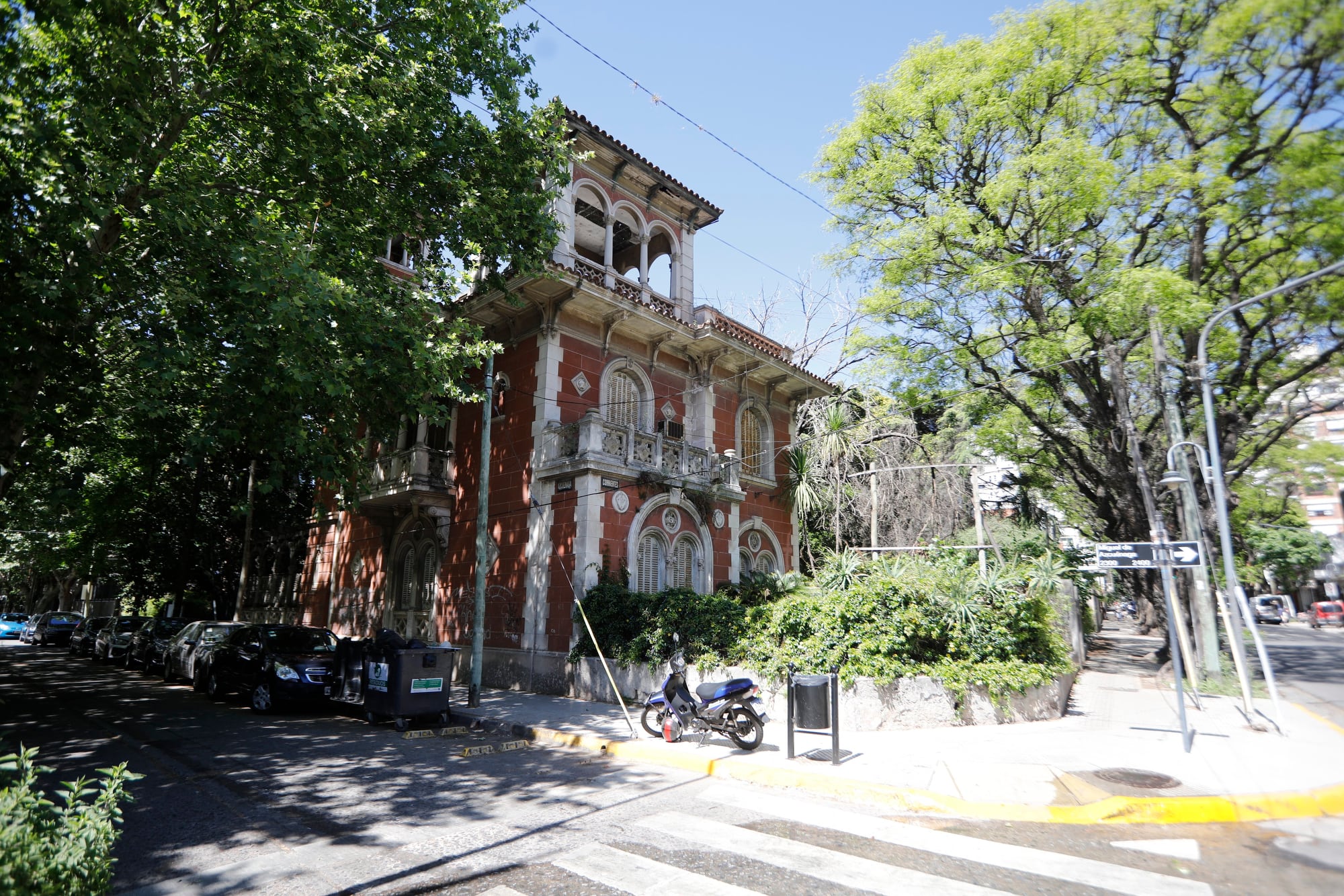 La fachada se destaca por su color ladrillo, un balcón con tres arcos y una terraza con glorieta. Es una réplica en menor escala de un castillo de la ciudad de Lieja, en Bélgica que había enamorado a su dueño en su juventud. 