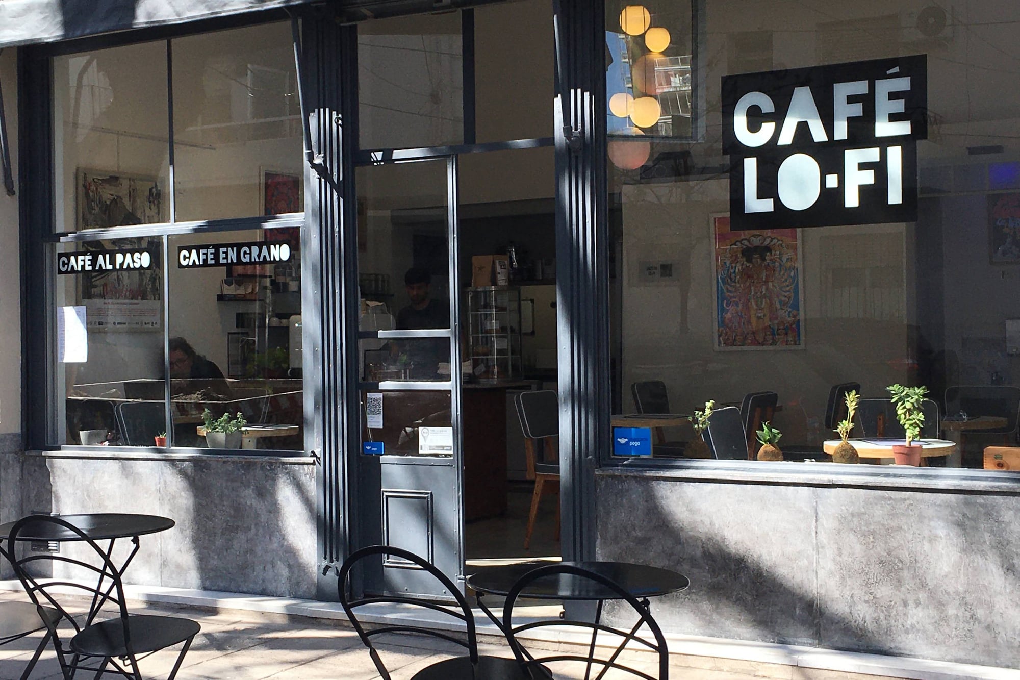 Sol, café y buena música en este barcito con mucho estilo