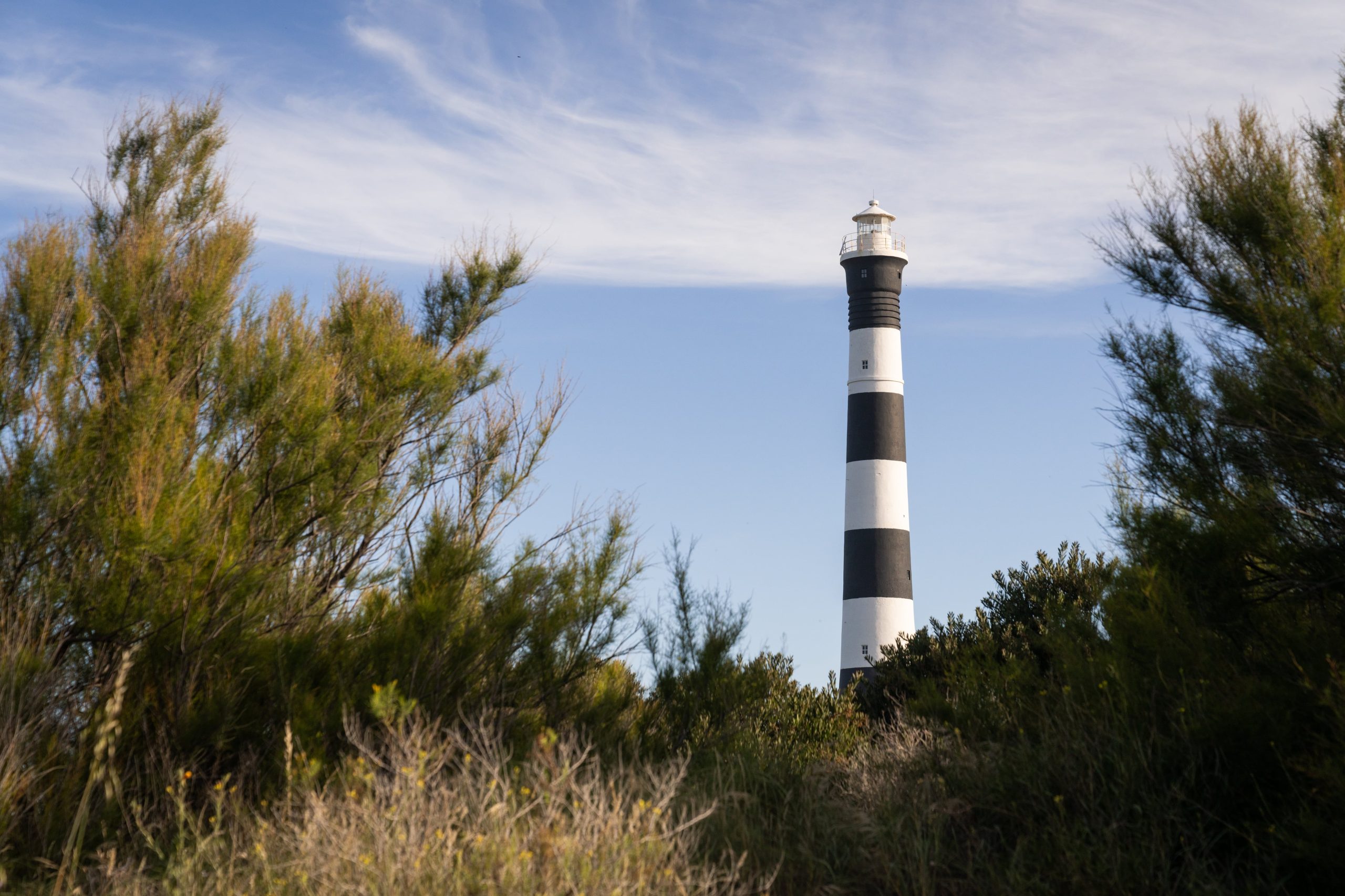 El Faro de Claromecó está frente a la playa.