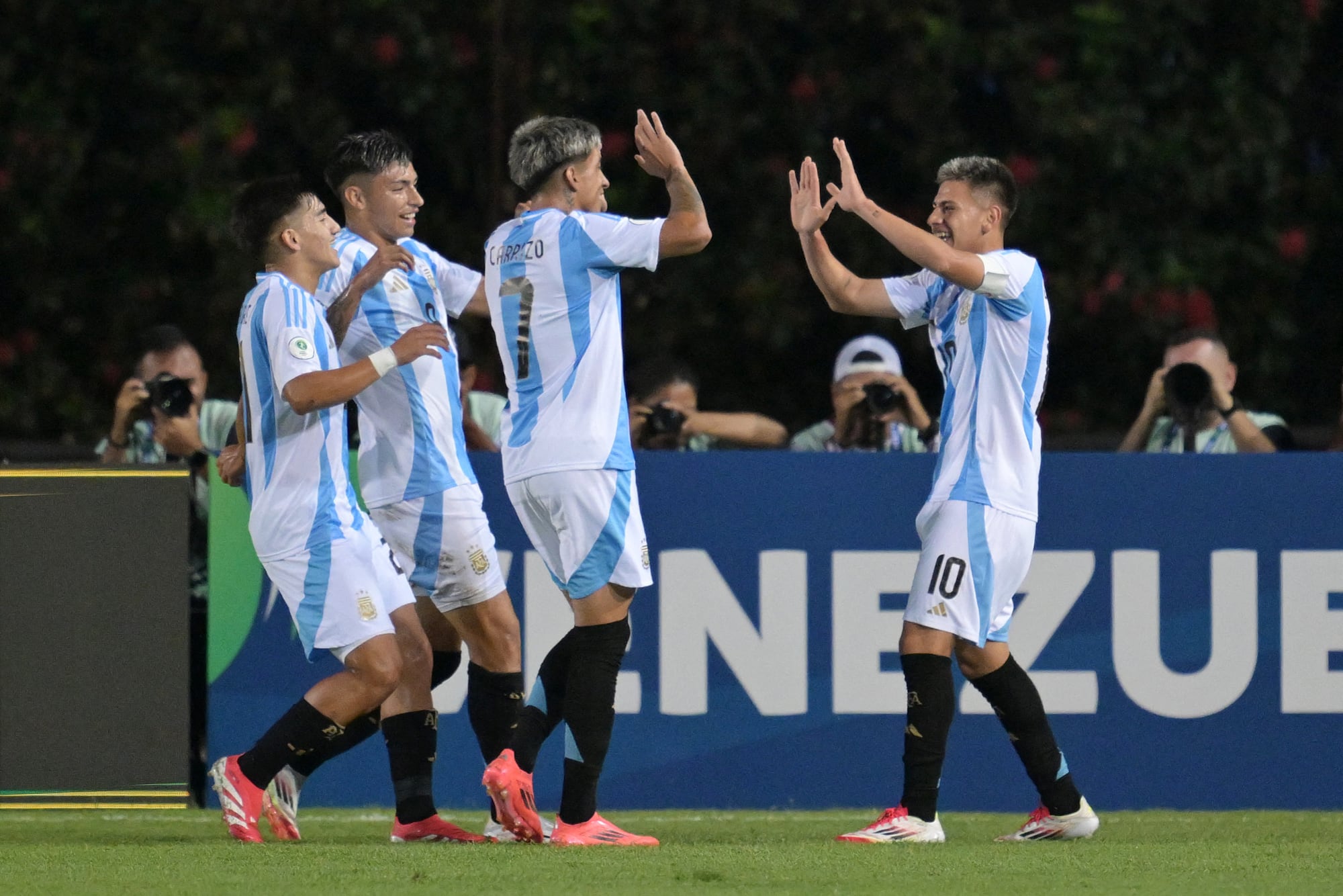 El festejo de los chicos argentinos en la goleada por 6-0 de Argentina ante Brasil; Claudio Echeverri (der.) hizo dos tantos en el debut del Sub 20 en Venezuela.