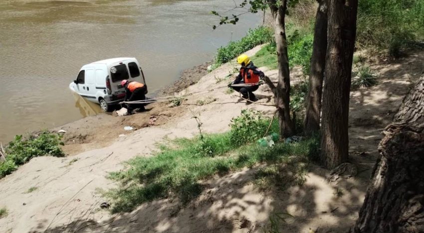 Tragedia en Santa Fe: un nene de 3 años murió aplastado por un auto que desbarrancó en el río Carcarañá