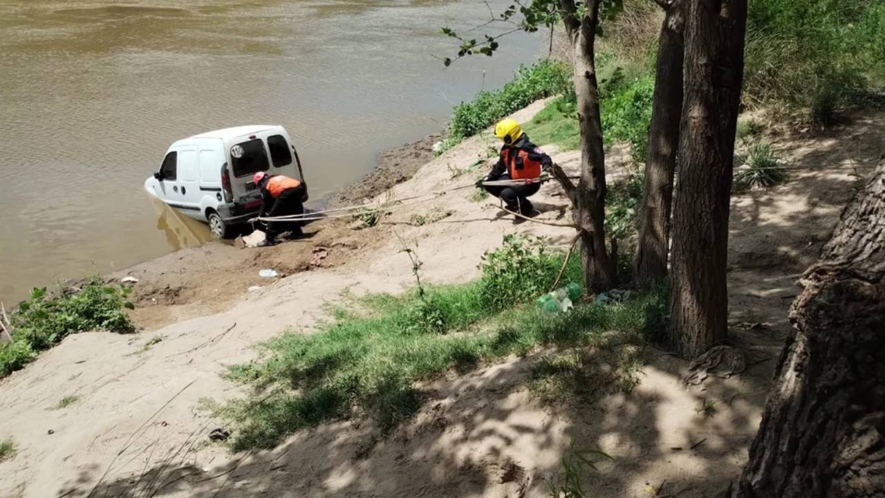 Los bomberos tuvieron que retirar el vehículo que quedó adentro del agua. (Foto: gentileza El Ciudadano).