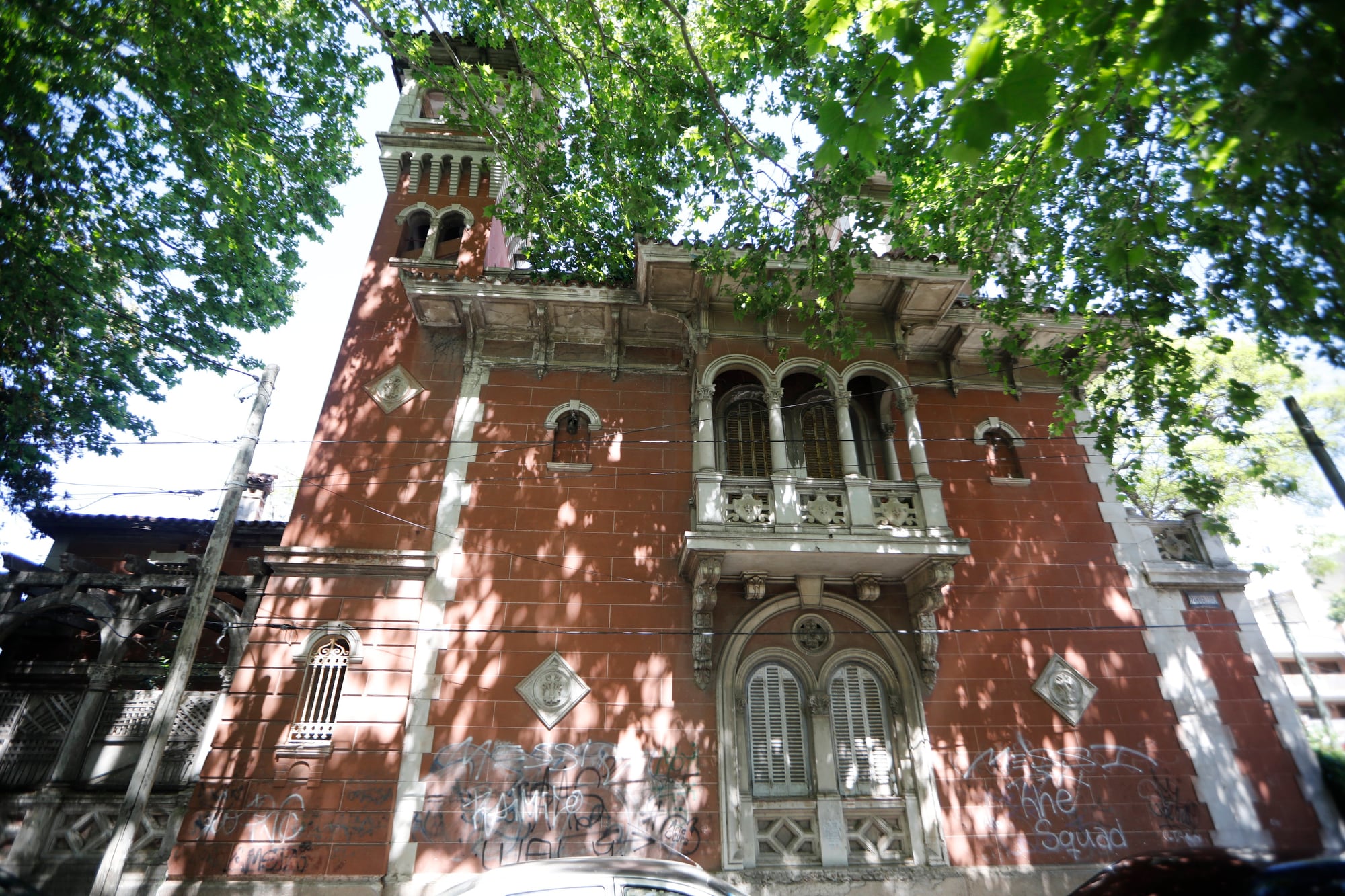 Conocida como Casa San Roque, se encuentra en la esquina de Corrientes y Miguel de Azcuénaga, en frente de la estación de tren de Olivos.