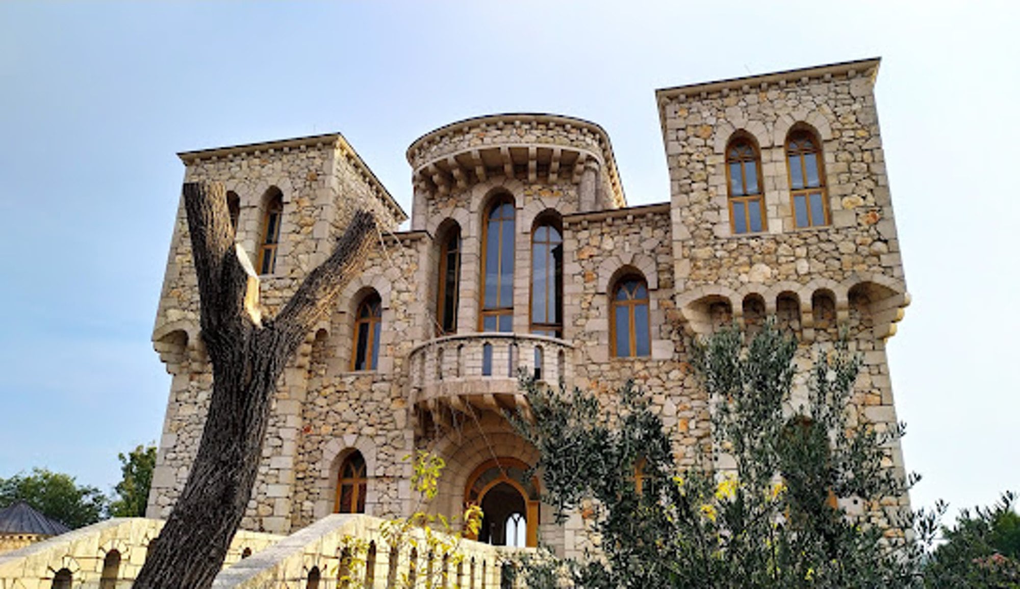 El castillo fue diseñado por el arquitecto Robert Nanasi