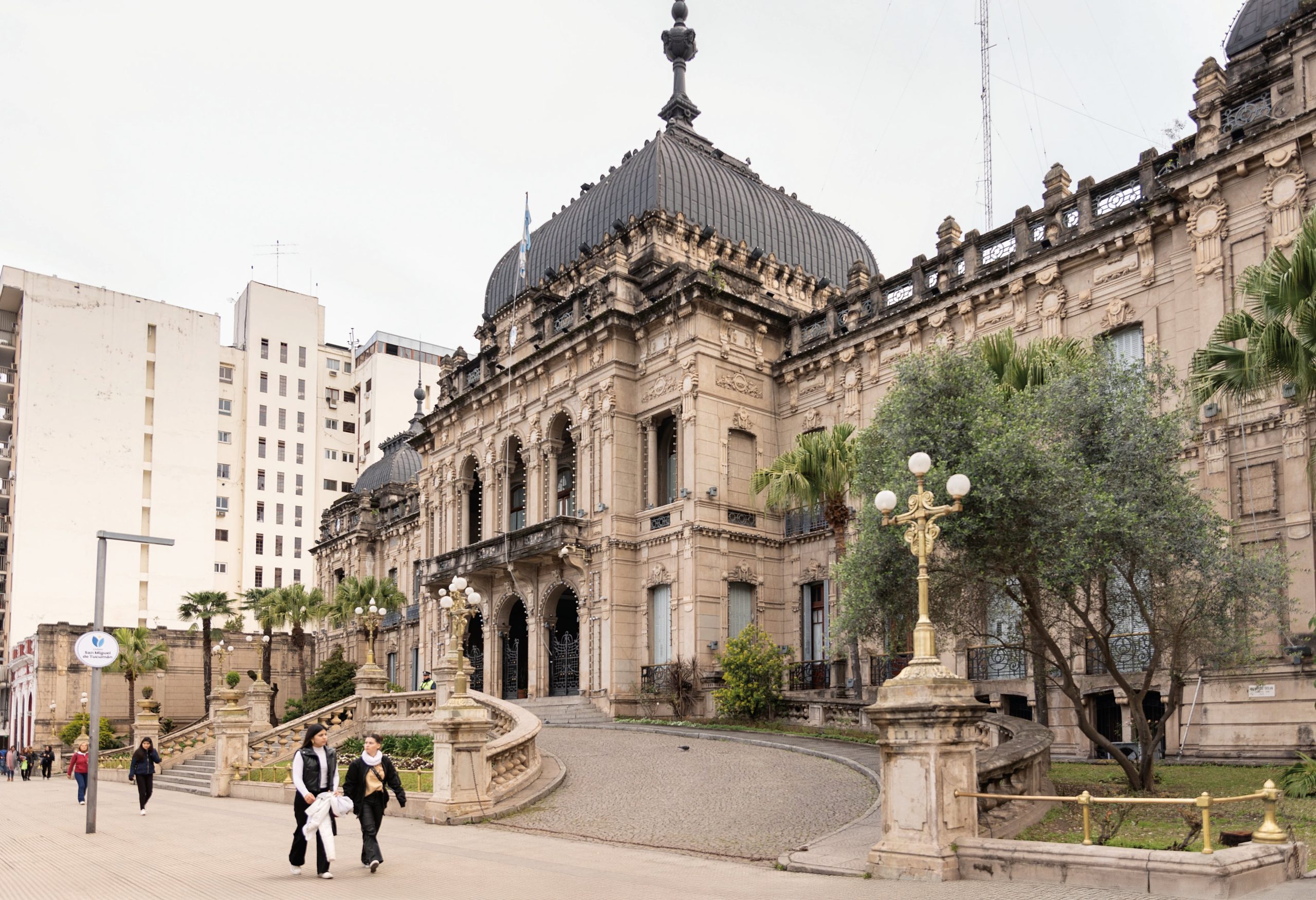 La Casa de Gobierno de Tucumán queda sobre la Plaza Independencia.