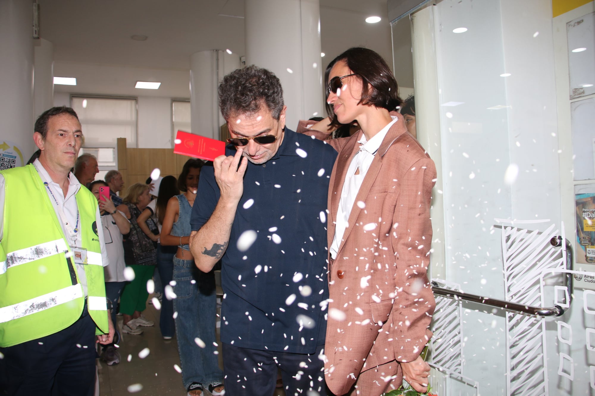 Andrés Calamaro y Natalí Franco pasaron por el registro civil