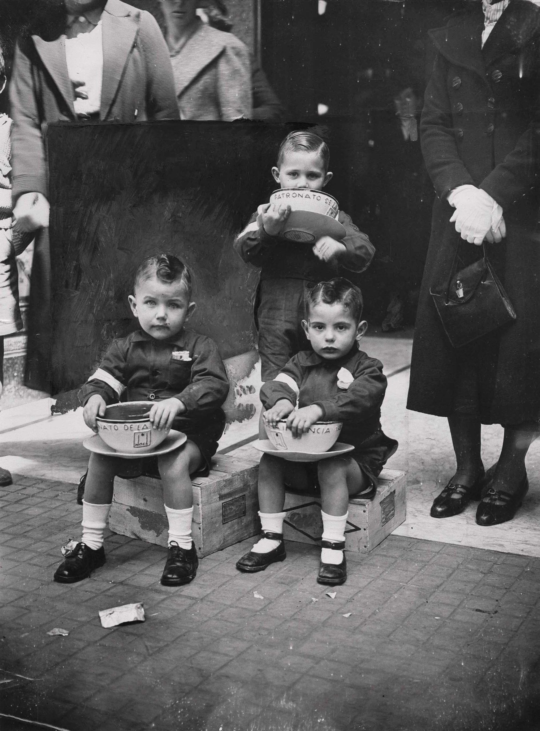 Niños en una colecta del Patronato de la Infancia (foto retocada manualmente) 1937.