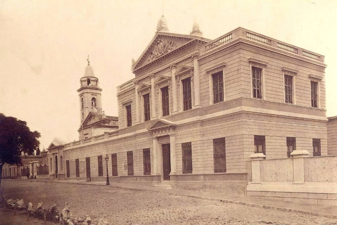 Donde hoy funciona el Centro Cultural Recoleta en otros tiempos hubo un asilo de ancianos, pero originalmente fue el convento de los monjes recoletos, los que con el tiempo le dieron su nombre al barrio; la imagen es de 1880.